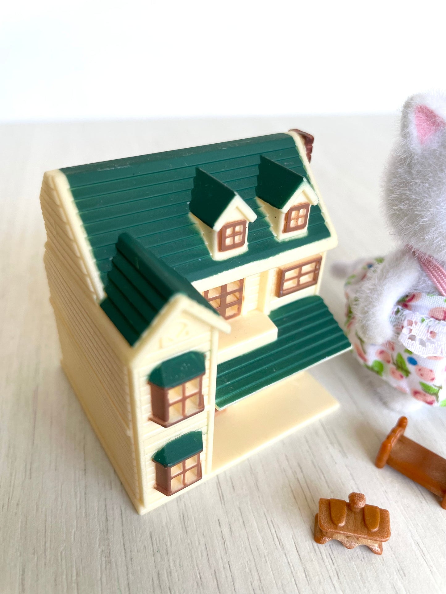 Miniature Calico Critters Oakwood Manor dollhouse, House on the Hill tiny version with little furniture pieces and white Persian cat girl — Sylvanian Families