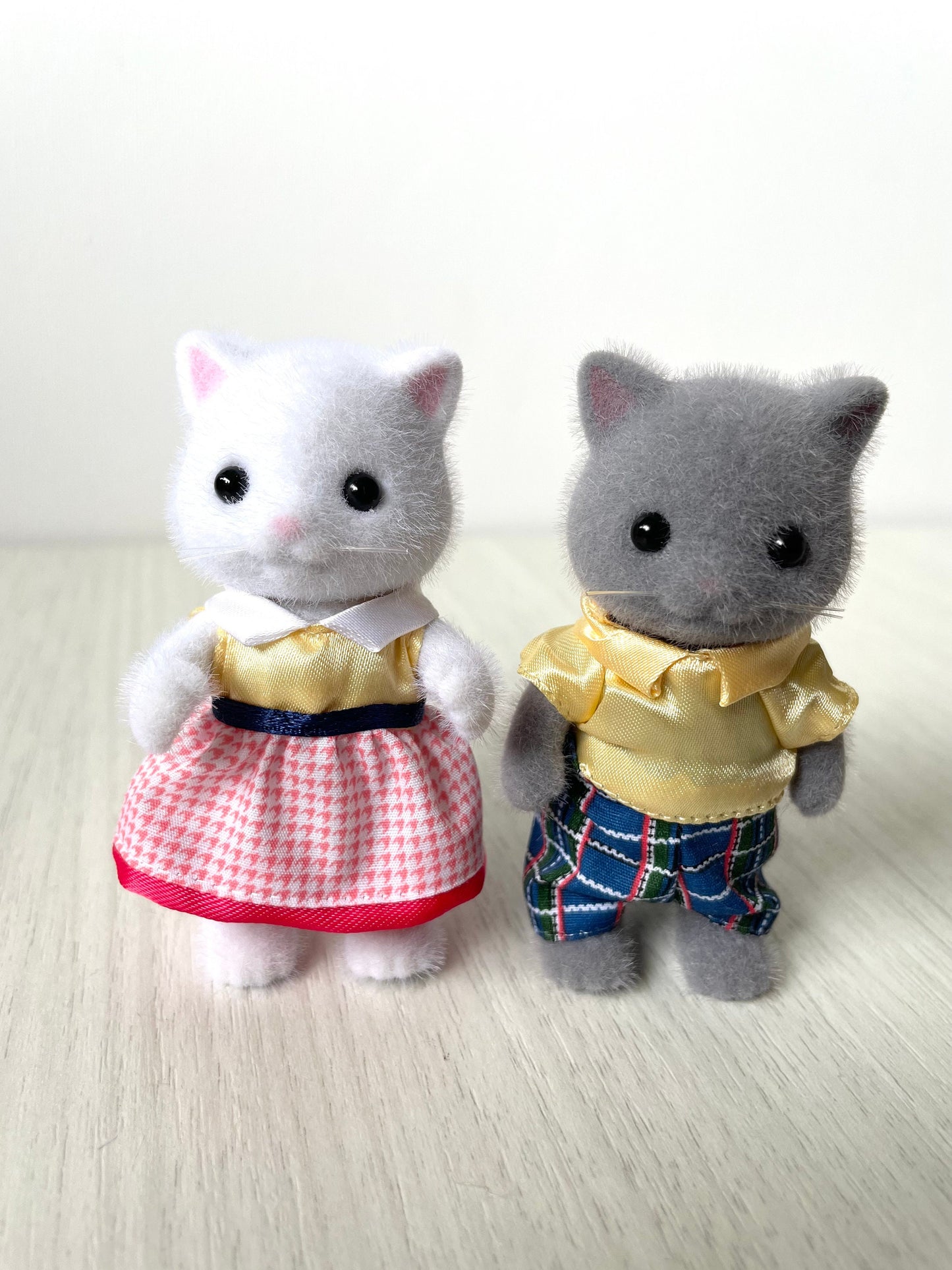 Calico Critters Persian Cat Couple, Matching Yellow Outfits, grey and white kitty figures — Sylvanian Families