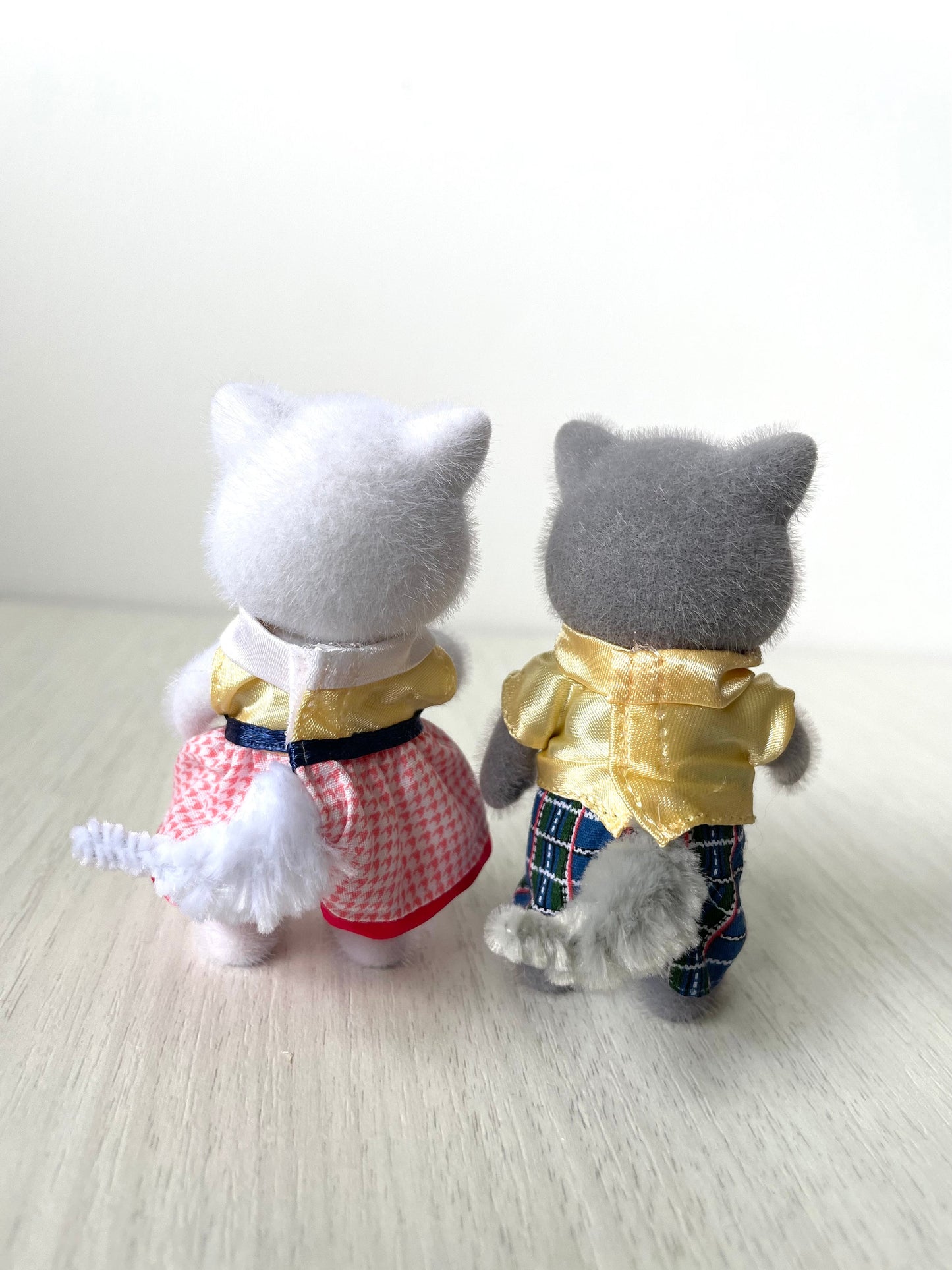 Calico Critters Persian Cat Couple, Matching Yellow Outfits, grey and white kitty figures — Sylvanian Families