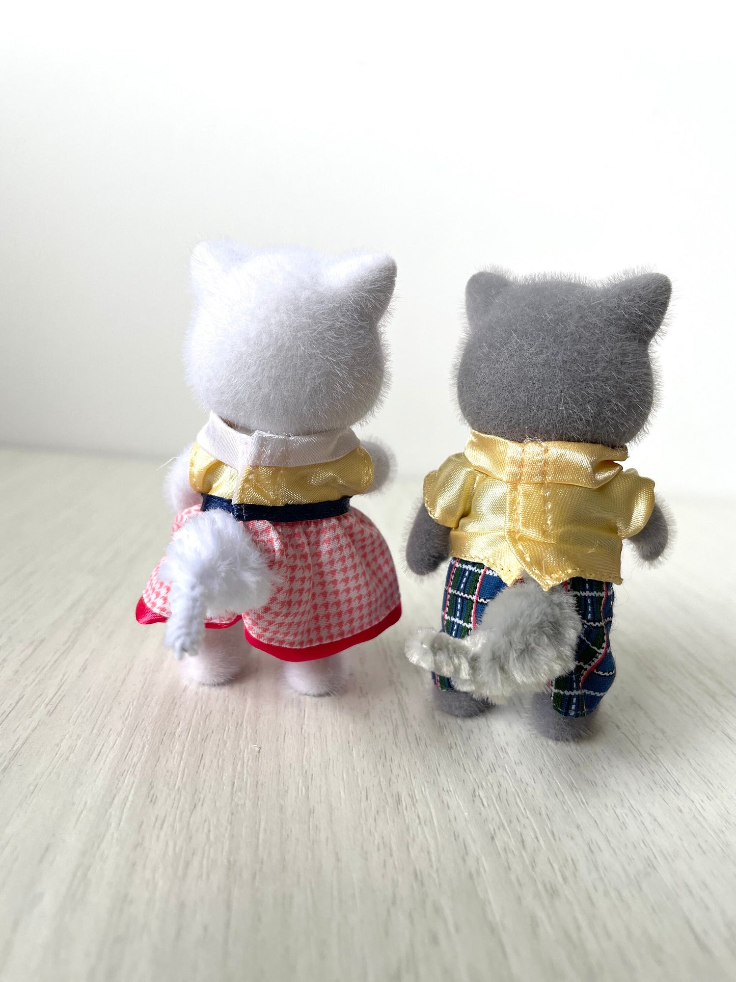 Calico Critters Persian Cat Couple, Matching Yellow Outfits, grey and white kitty figures — Sylvanian Families