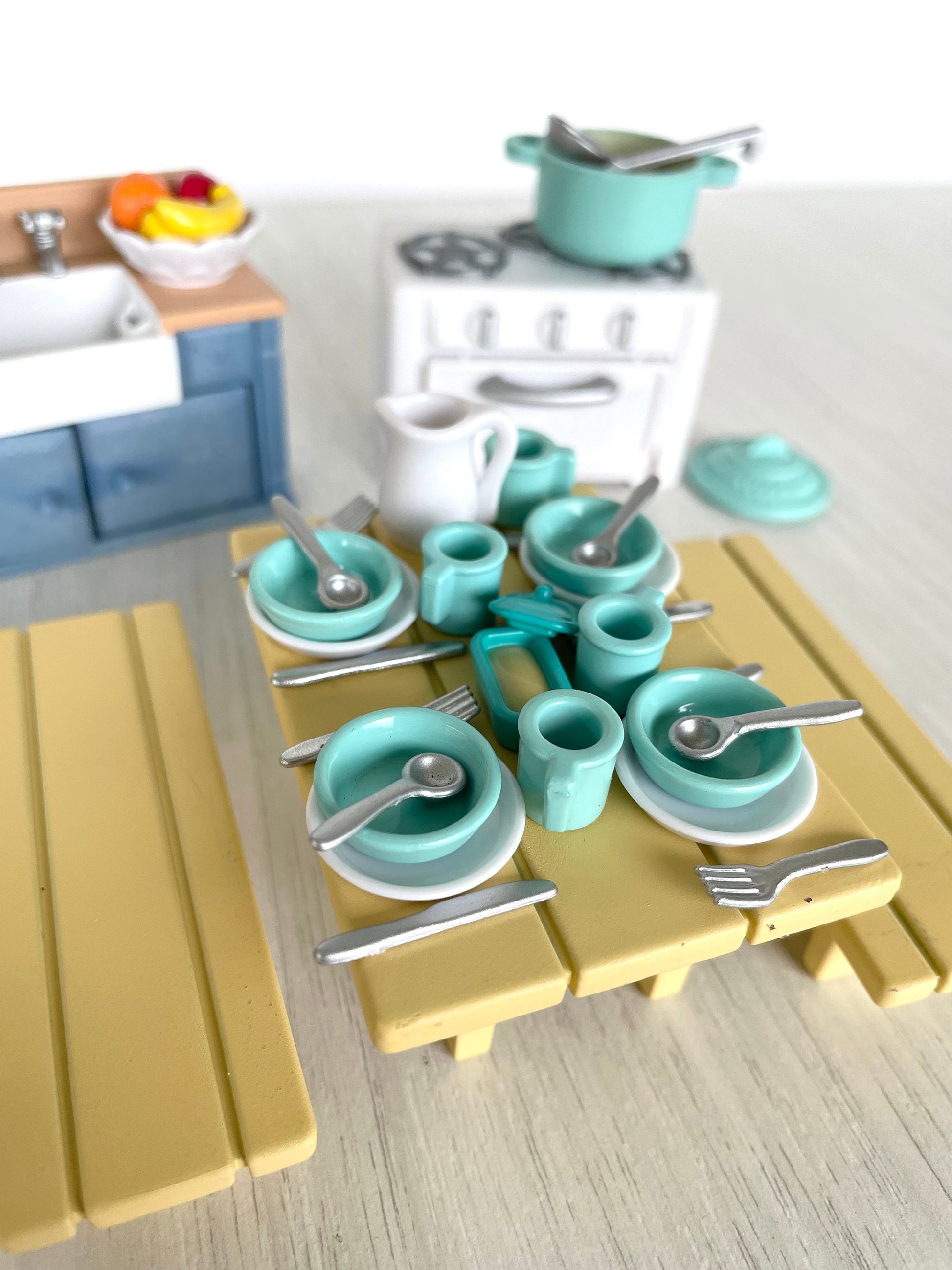 Sylvanian Families Rustic Kitchen Tiffany blue dishes and cups — Calico Critters vintage set