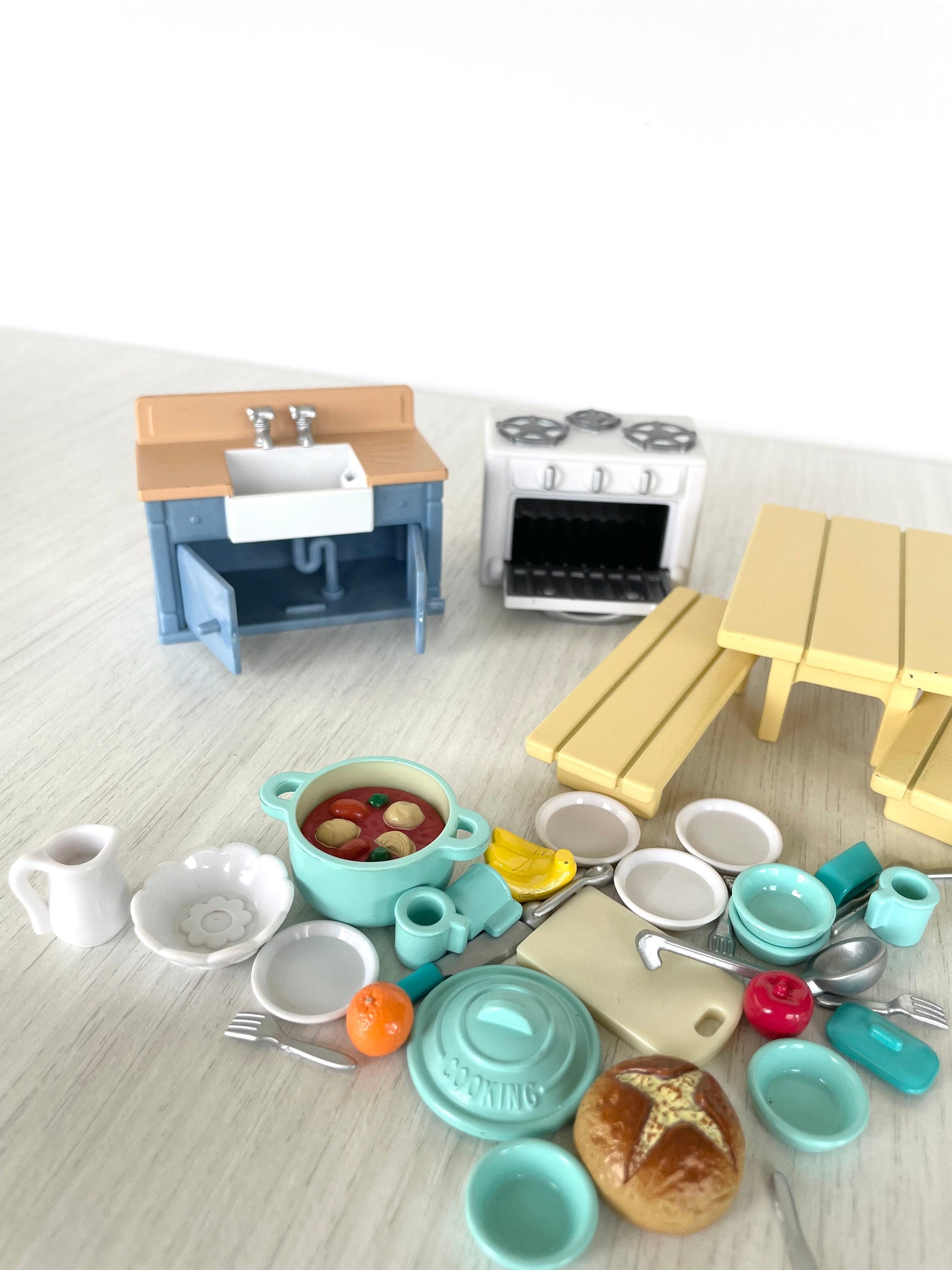 Vintage Rustic Kitchen set condition detail — Sylvanian Families / Calico Critters