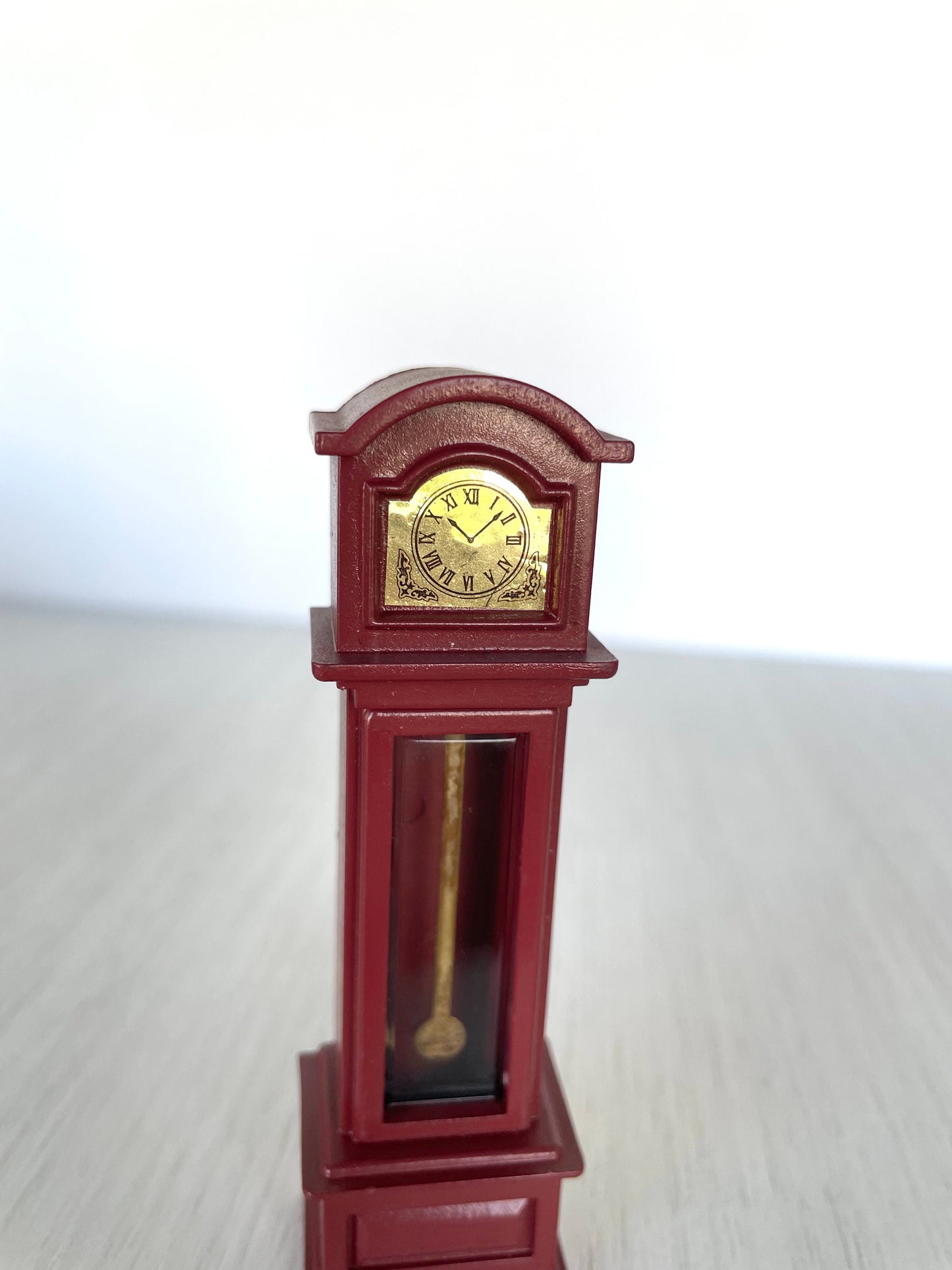 Vintage Sylvanian Families / Calico Critters grandfather clock with real moving metal pendulum