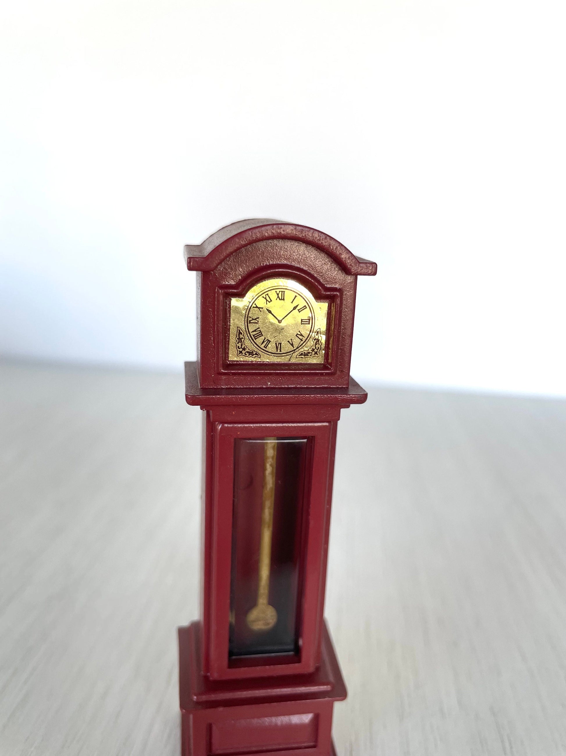 Vintage Sylvanian Families / Calico Critters grandfather clock with real moving metal pendulum