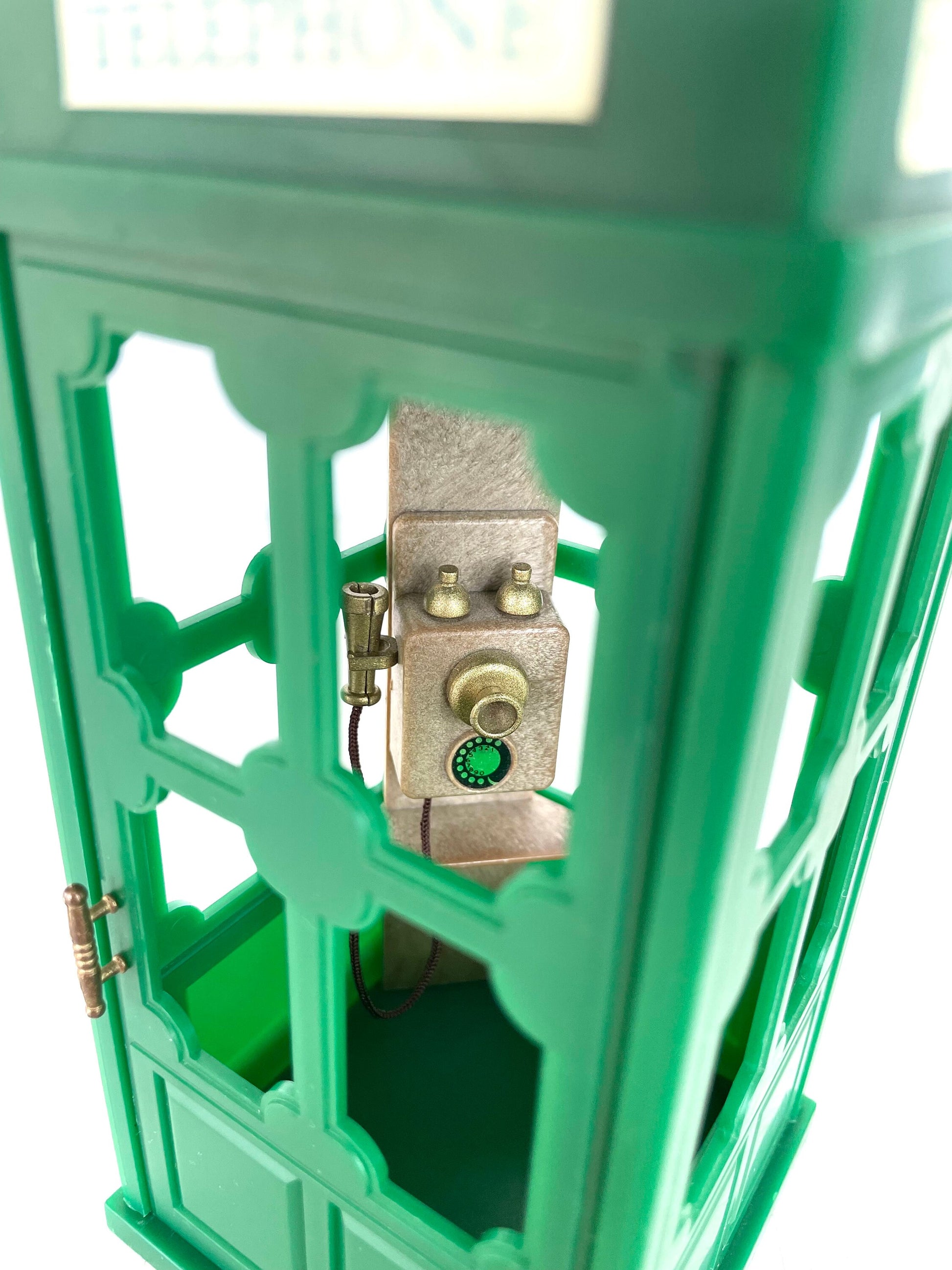 Green telephone booth side view — Sylvanian Families / Calico Critters