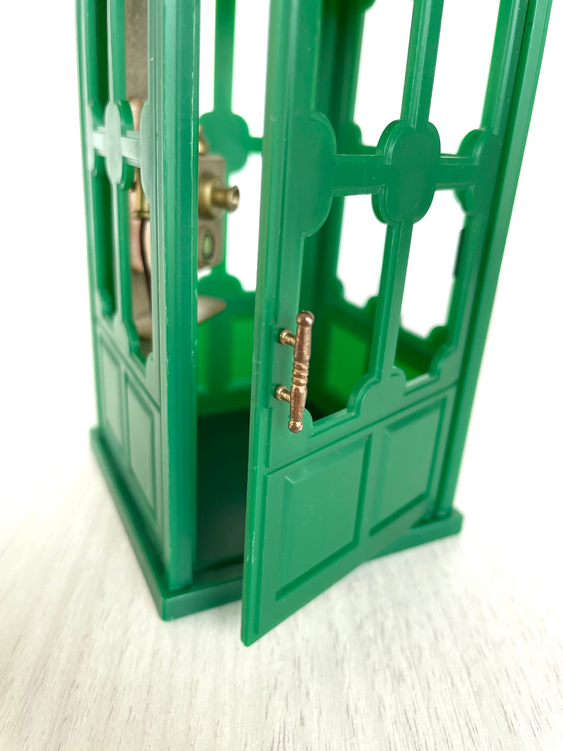 Collectible green telephone booth — Sylvanian Families / Calico Critters