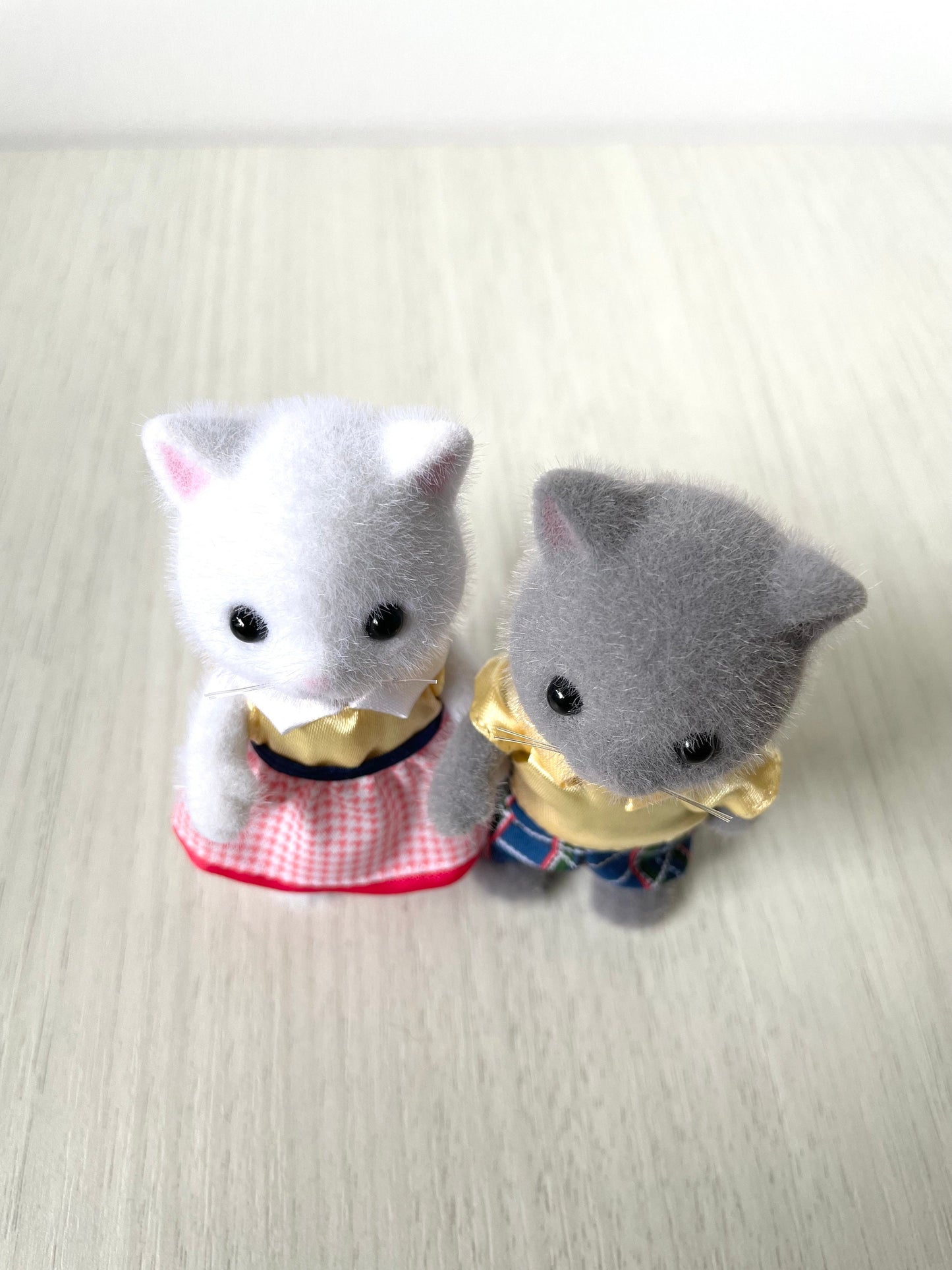 Calico Critters Persian Cat Couple, Matching Yellow Outfits, grey and white kitty figures — Sylvanian Families