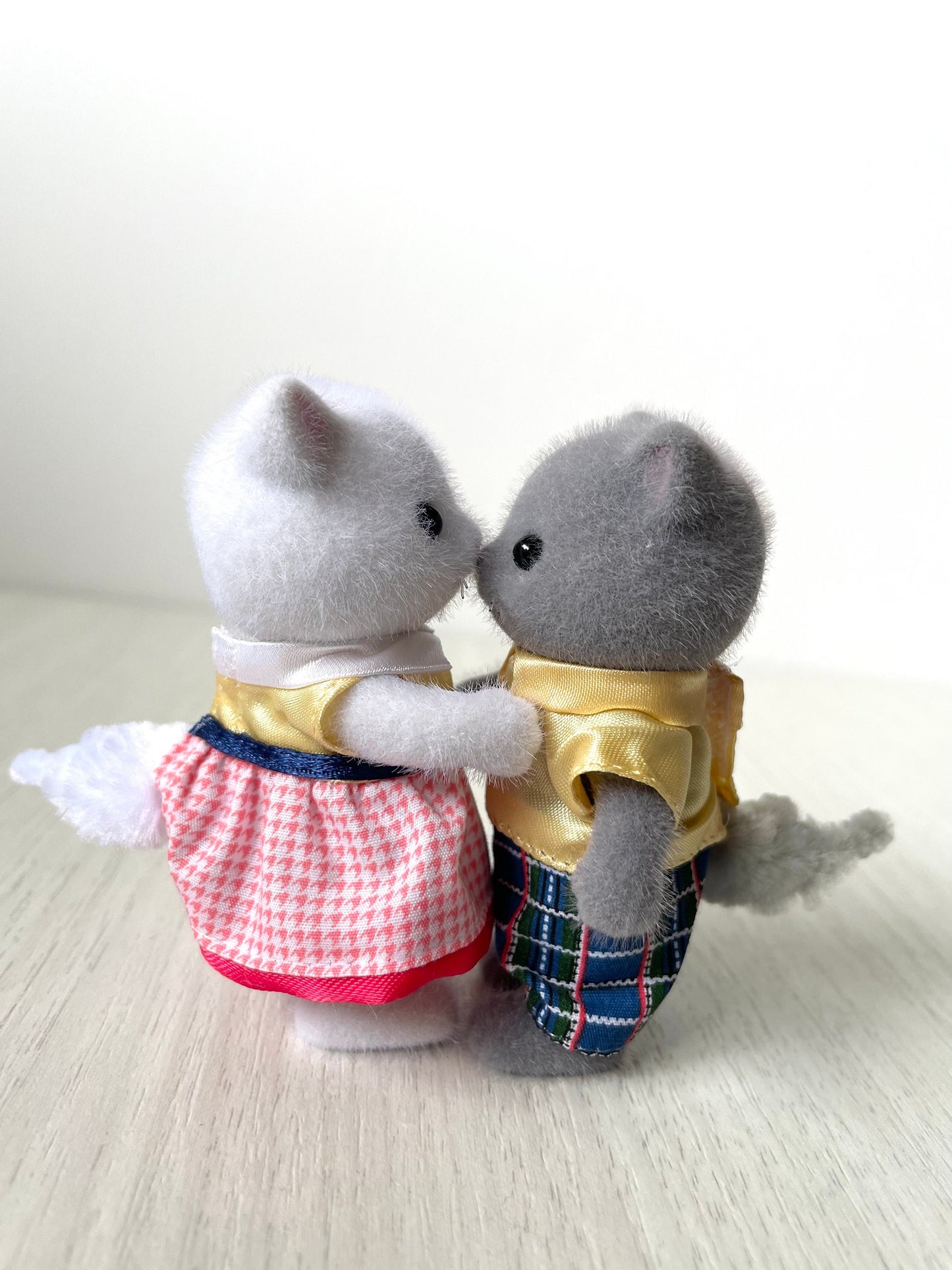 Calico Critters Persian Cat Couple, Matching Yellow Outfits, grey and white kitty figures — Sylvanian Families