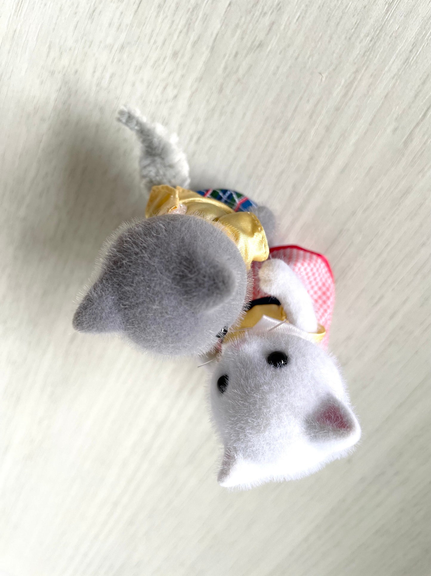 Calico Critters Persian Cat Couple, Matching Yellow Outfits, grey and white kitty figures — Sylvanian Families