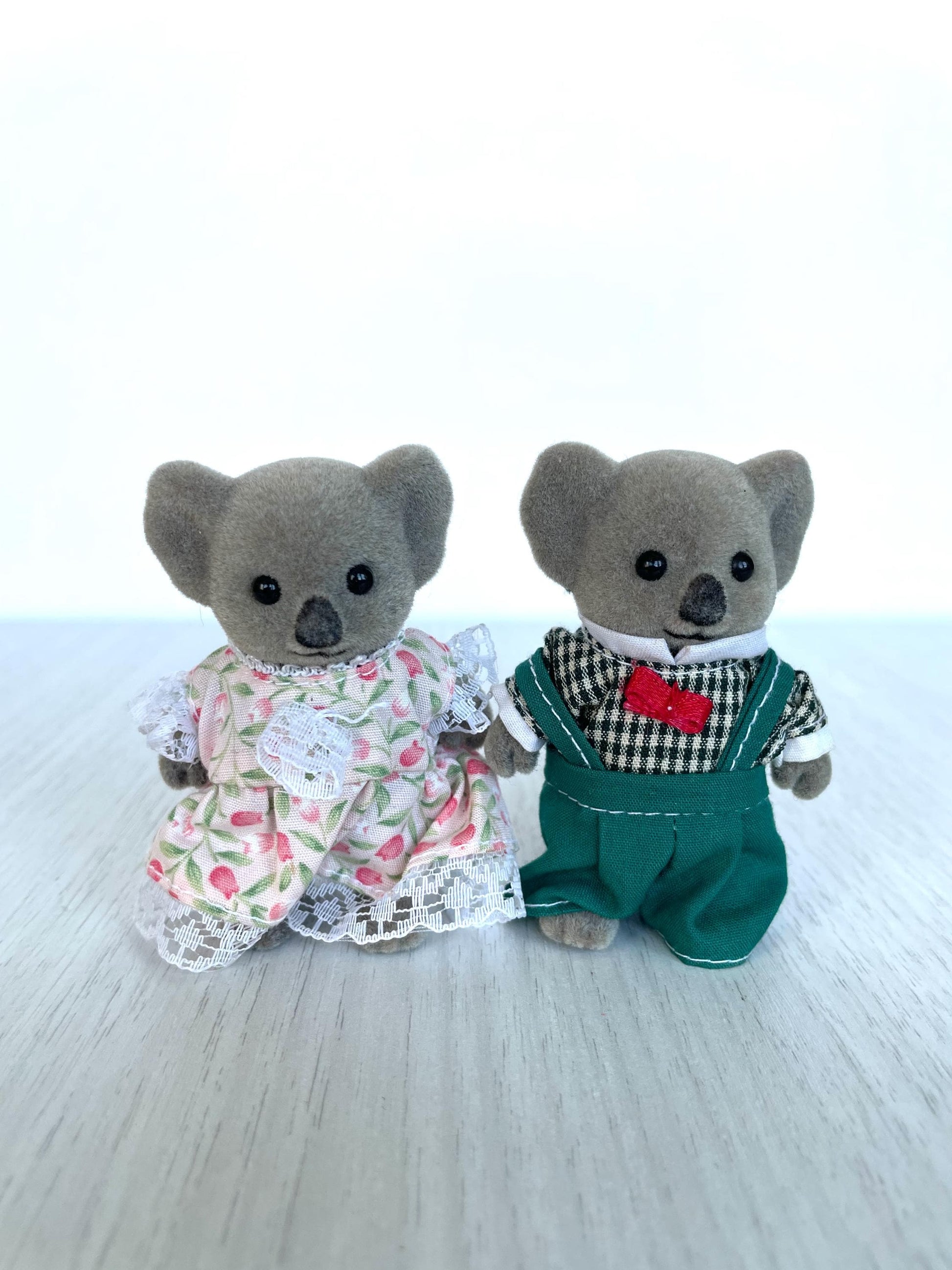 Vintage Sylvanian Families Billabong Koala mom and dad in original clothes — Calico Critters