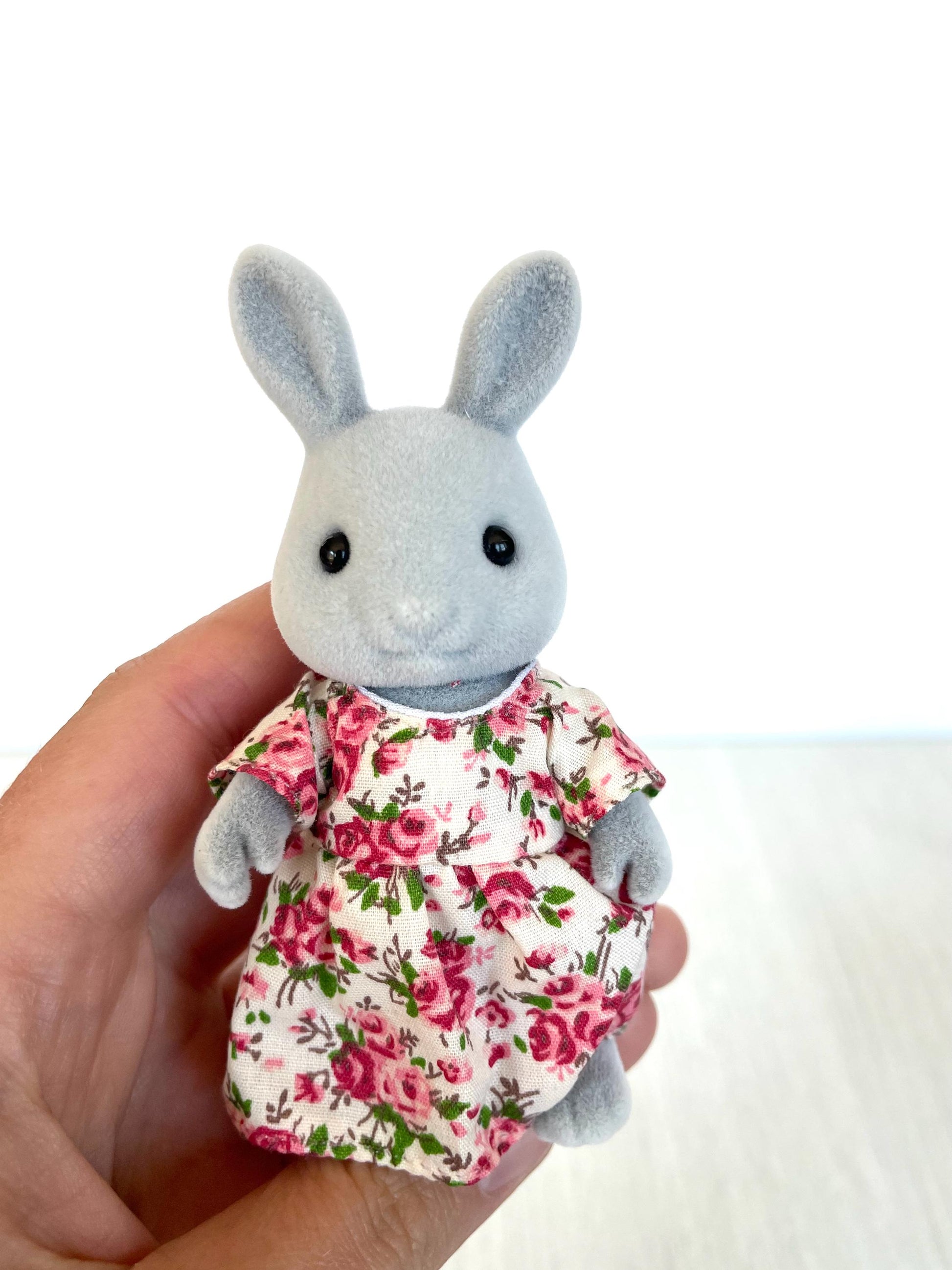 Vintage Sylvanian Families Babblebrook rabbit mom with gripping hands — Calico Critters
