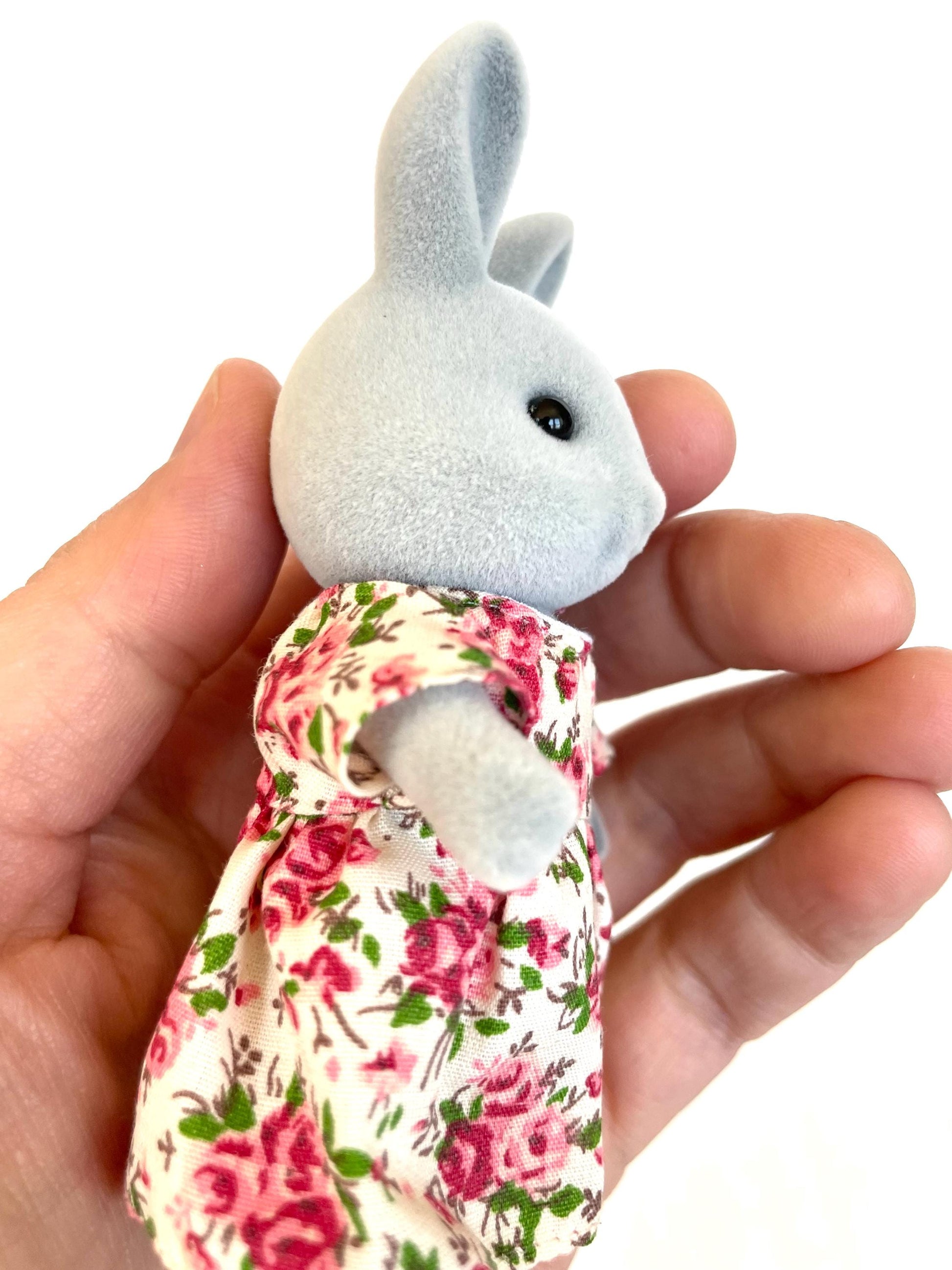 Rabbit mom gripping hands — Sylvanian Families / Calico Critters