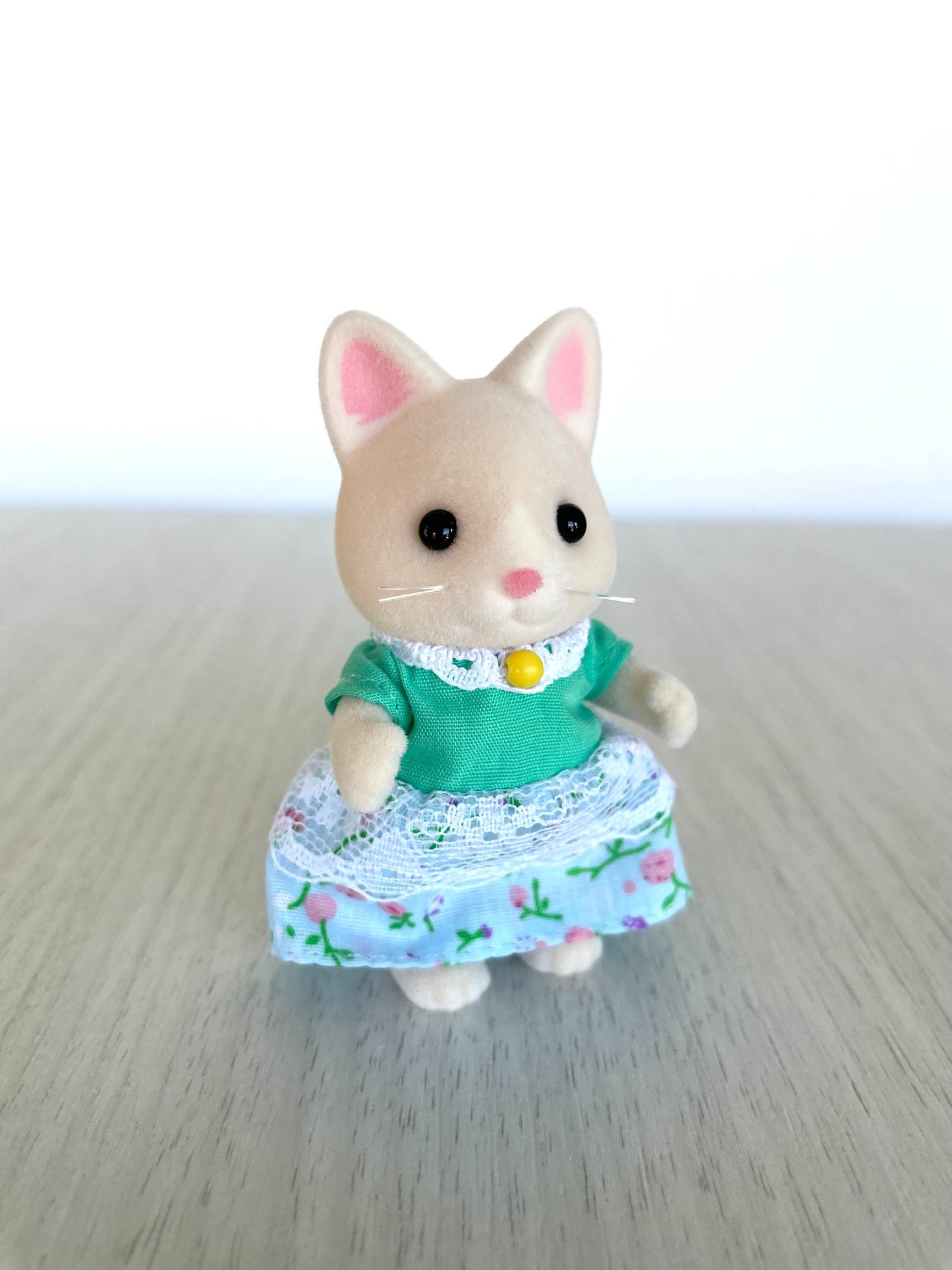 Calico Critters vintage Silk Cat mom brand new out of package from gift set, collectible cat figurine, gorgeous blue floral dress with lace