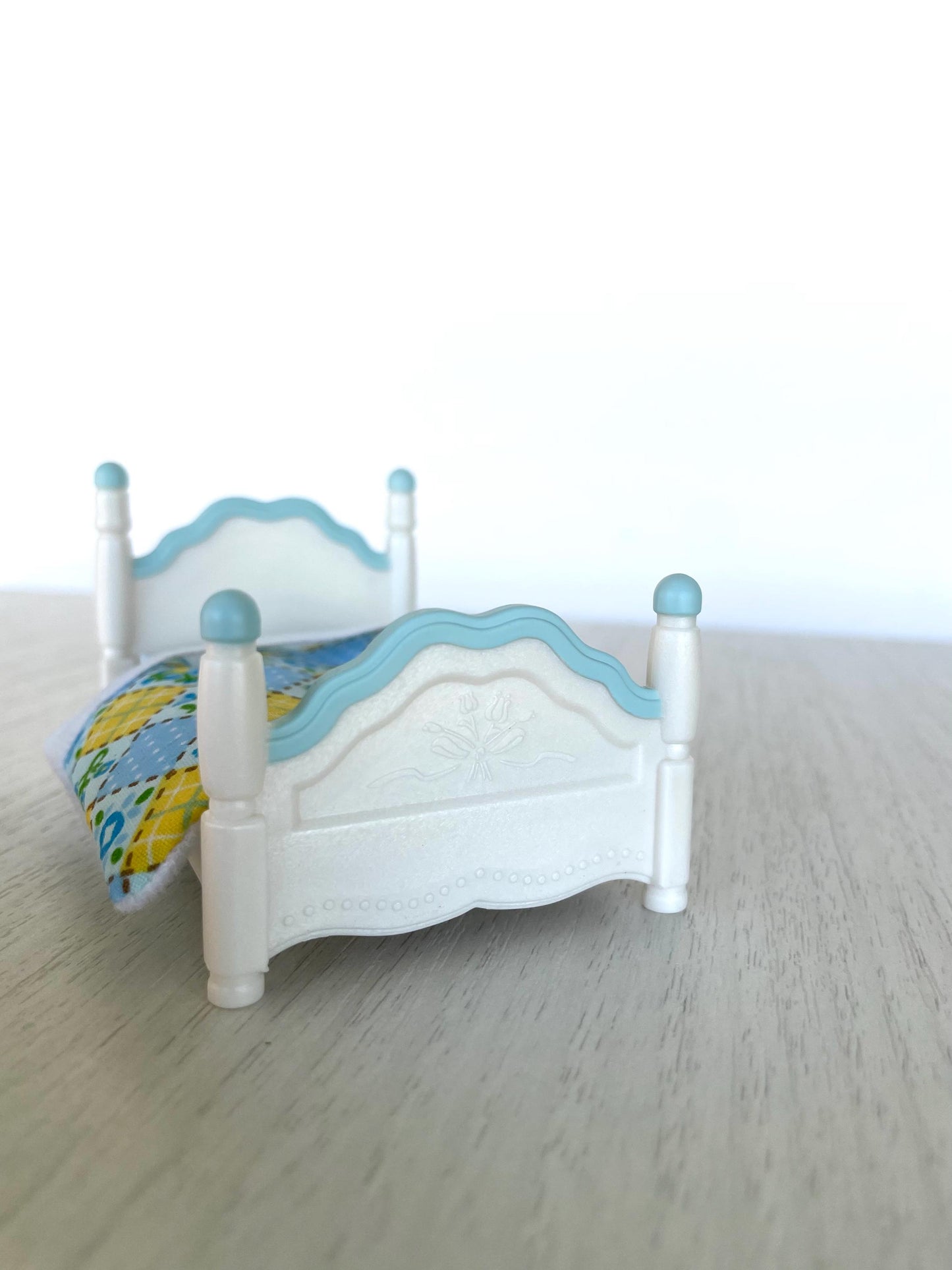 Calico Critters kid bed with blue details, blanket & mattress. Epoch — Sylvanian Families