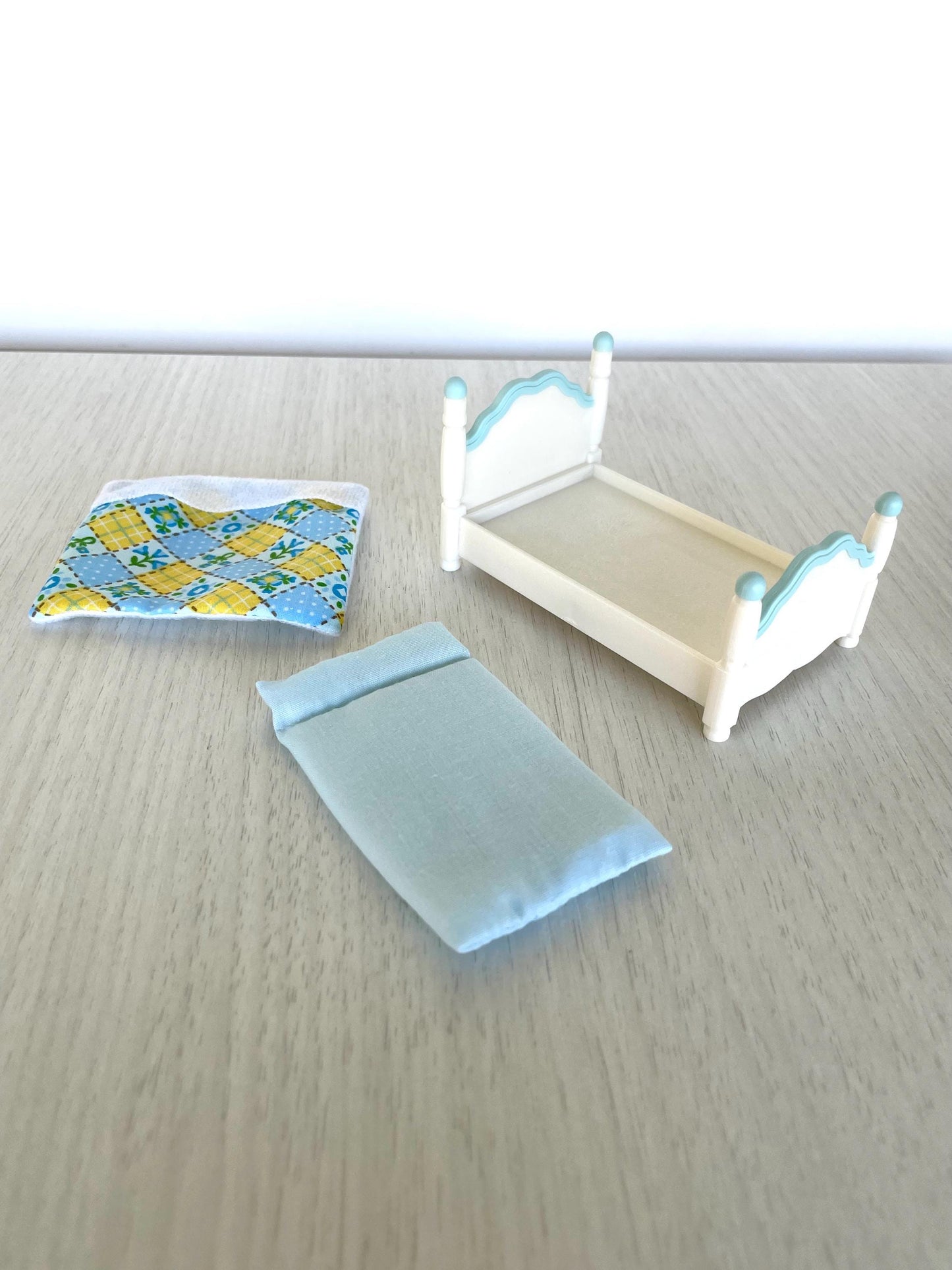 Calico Critters kid bed with blue details, blanket & mattress. Epoch — Sylvanian Families