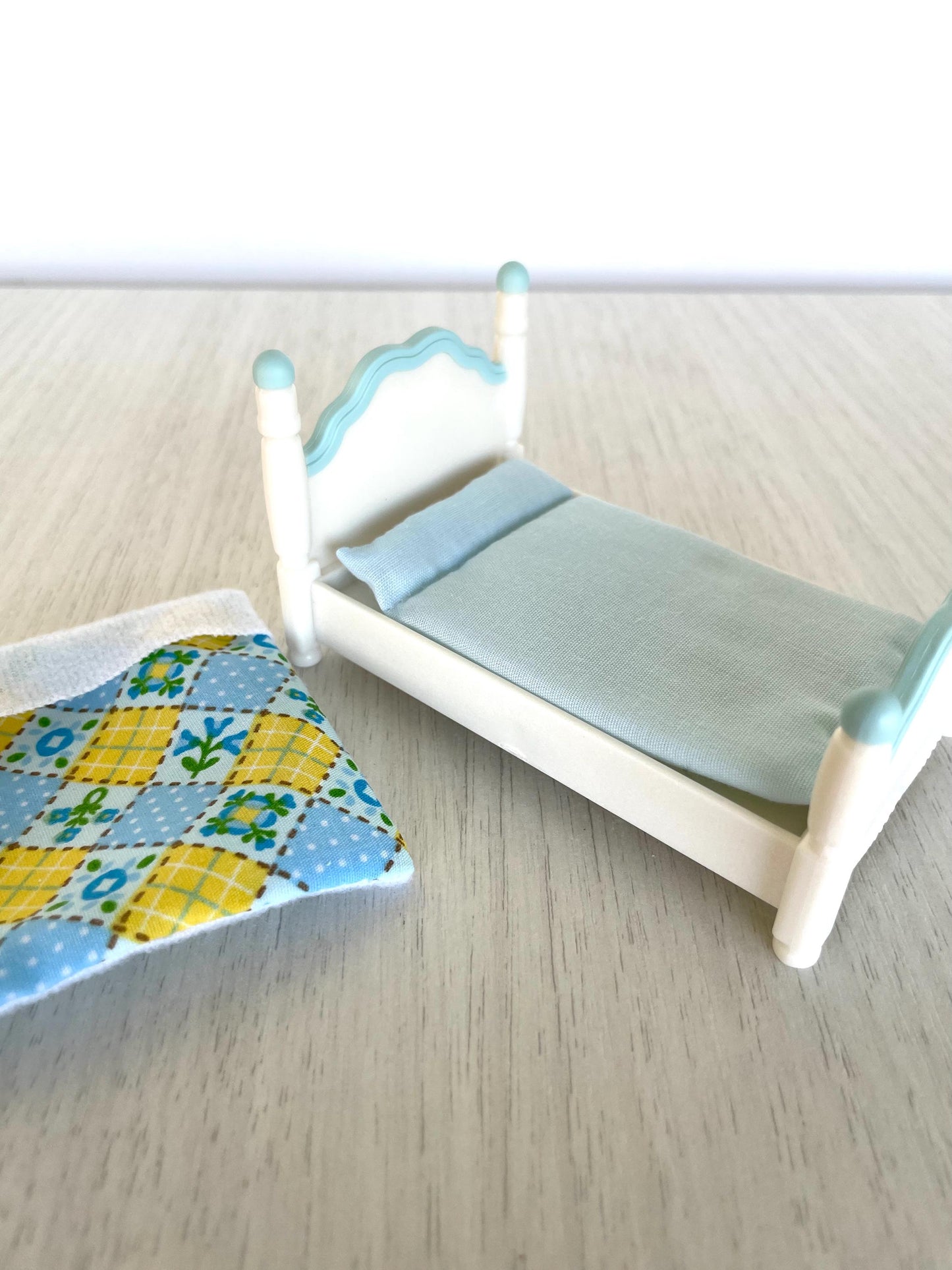 Calico Critters kid bed with blue details, blanket & mattress. Epoch — Sylvanian Families