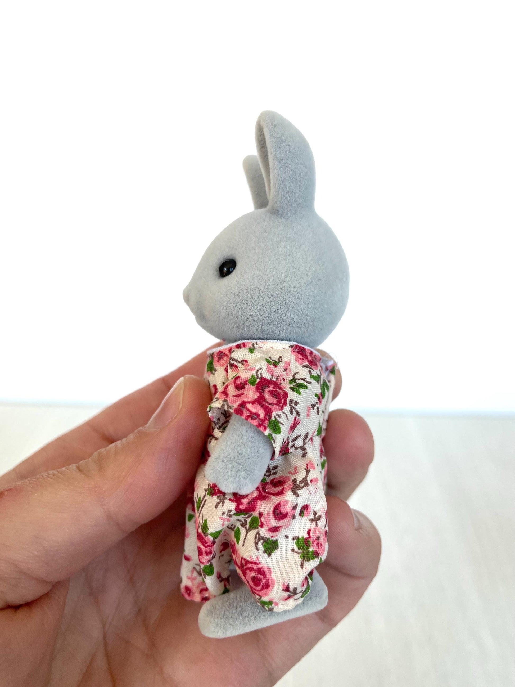 Babblebrook rabbit mom figurine — vintage Sylvanian Families / Calico Critters
