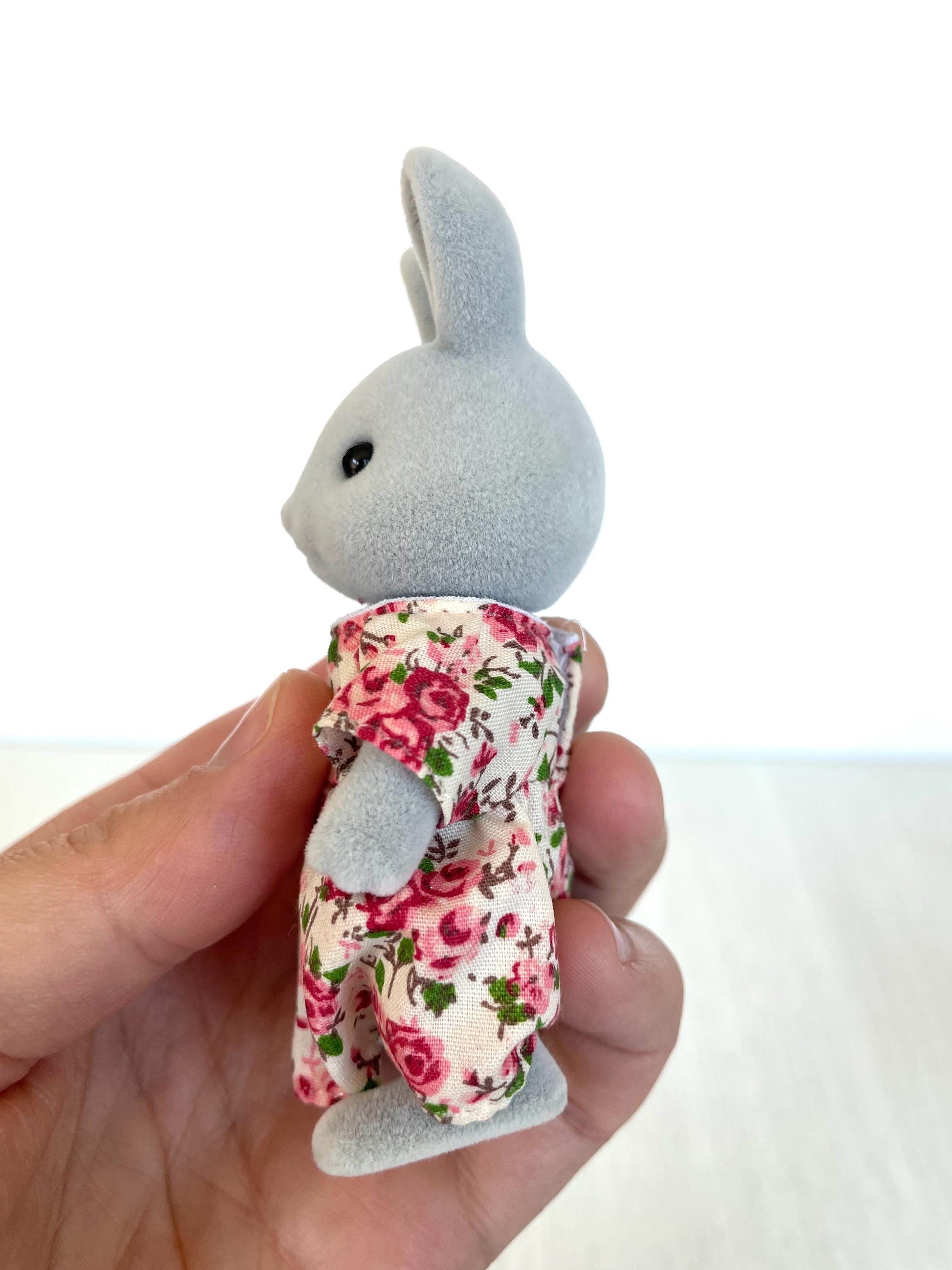 UK rabbit mom with foot sticker — Sylvanian Families / Calico Critters