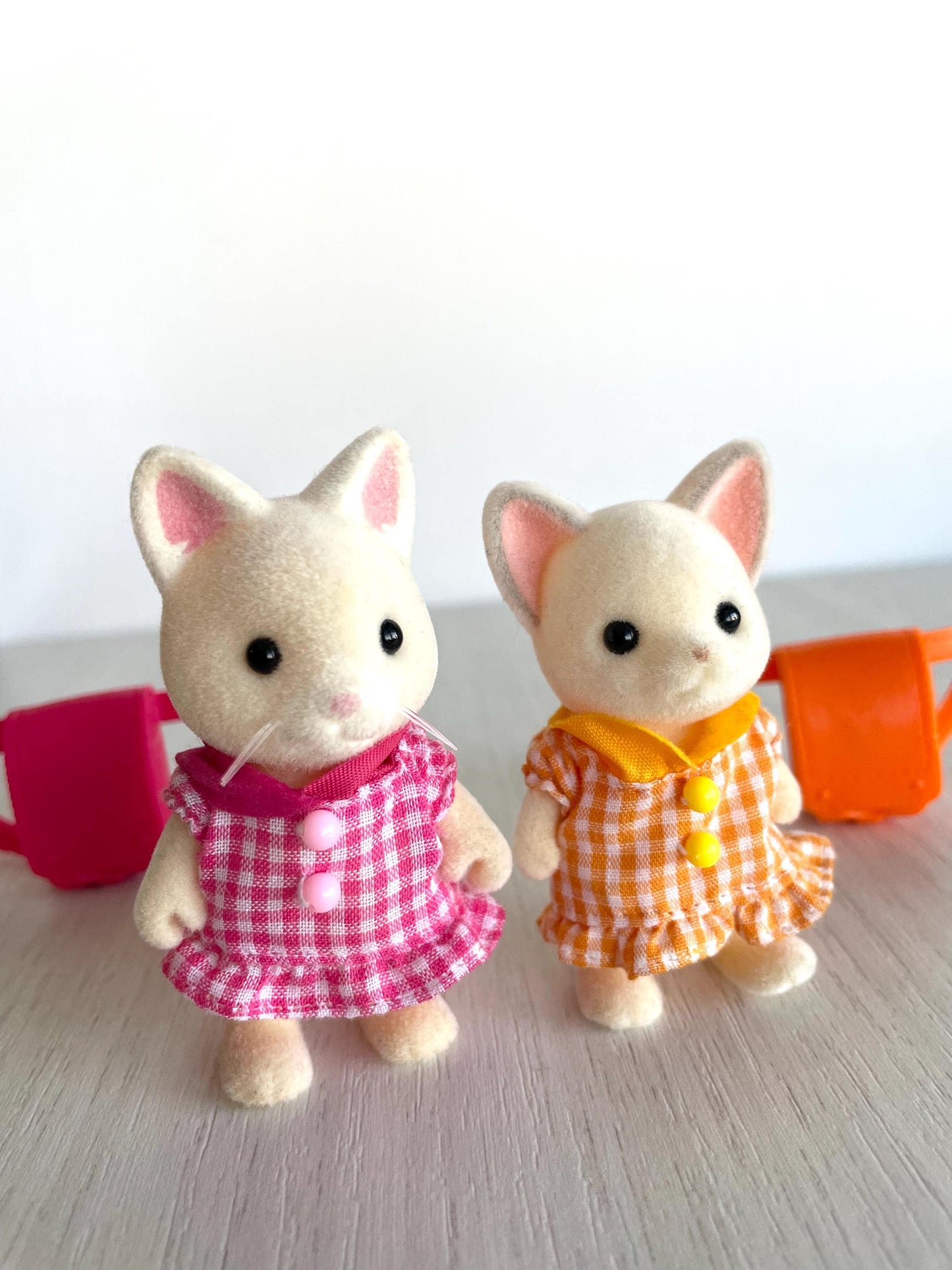 Silk cat and chihuahua in checkered outfits — Sylvanian Families / Calico Critters