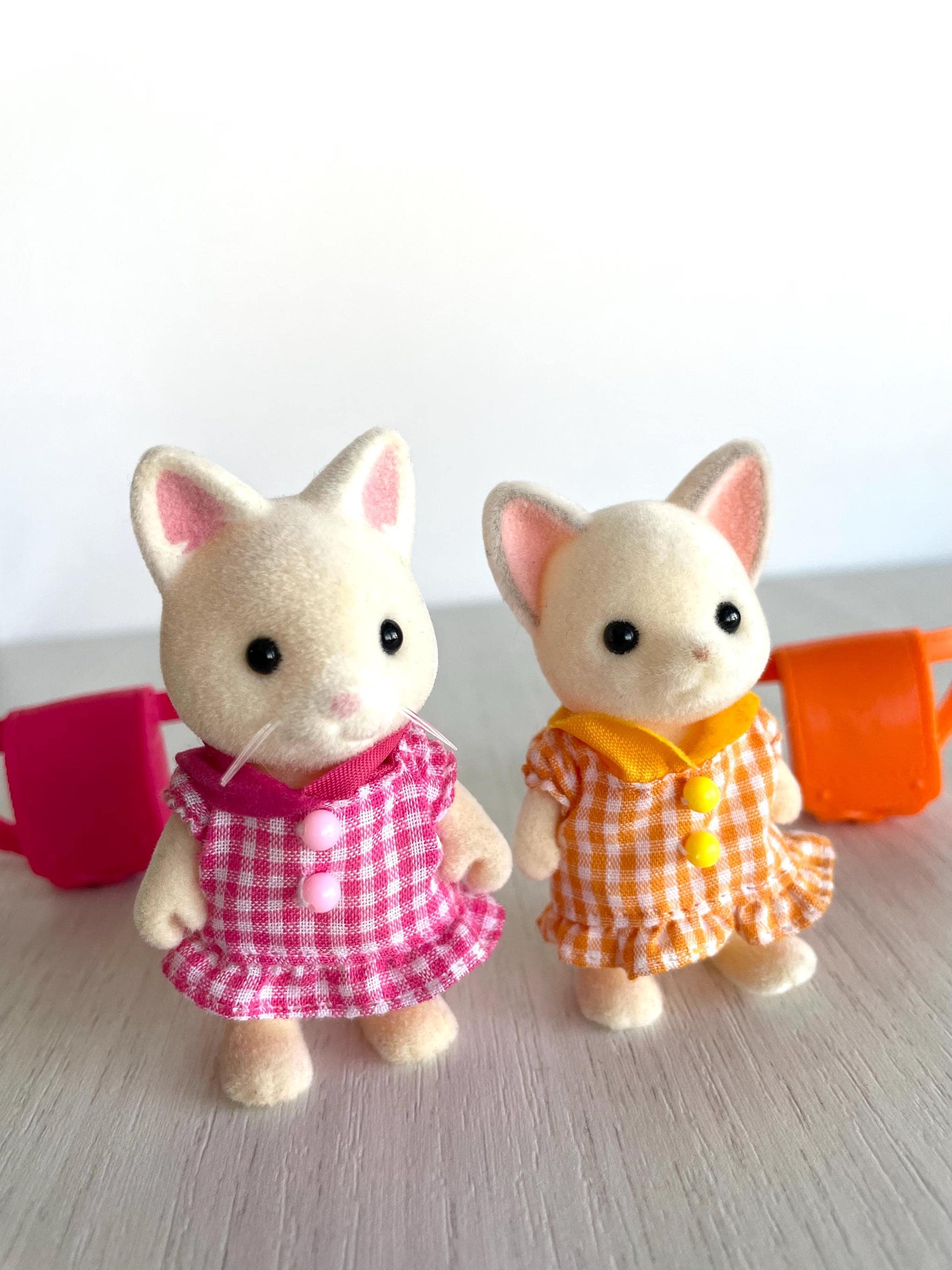 Silk cat and chihuahua in checkered outfits — Sylvanian Families / Calico Critters