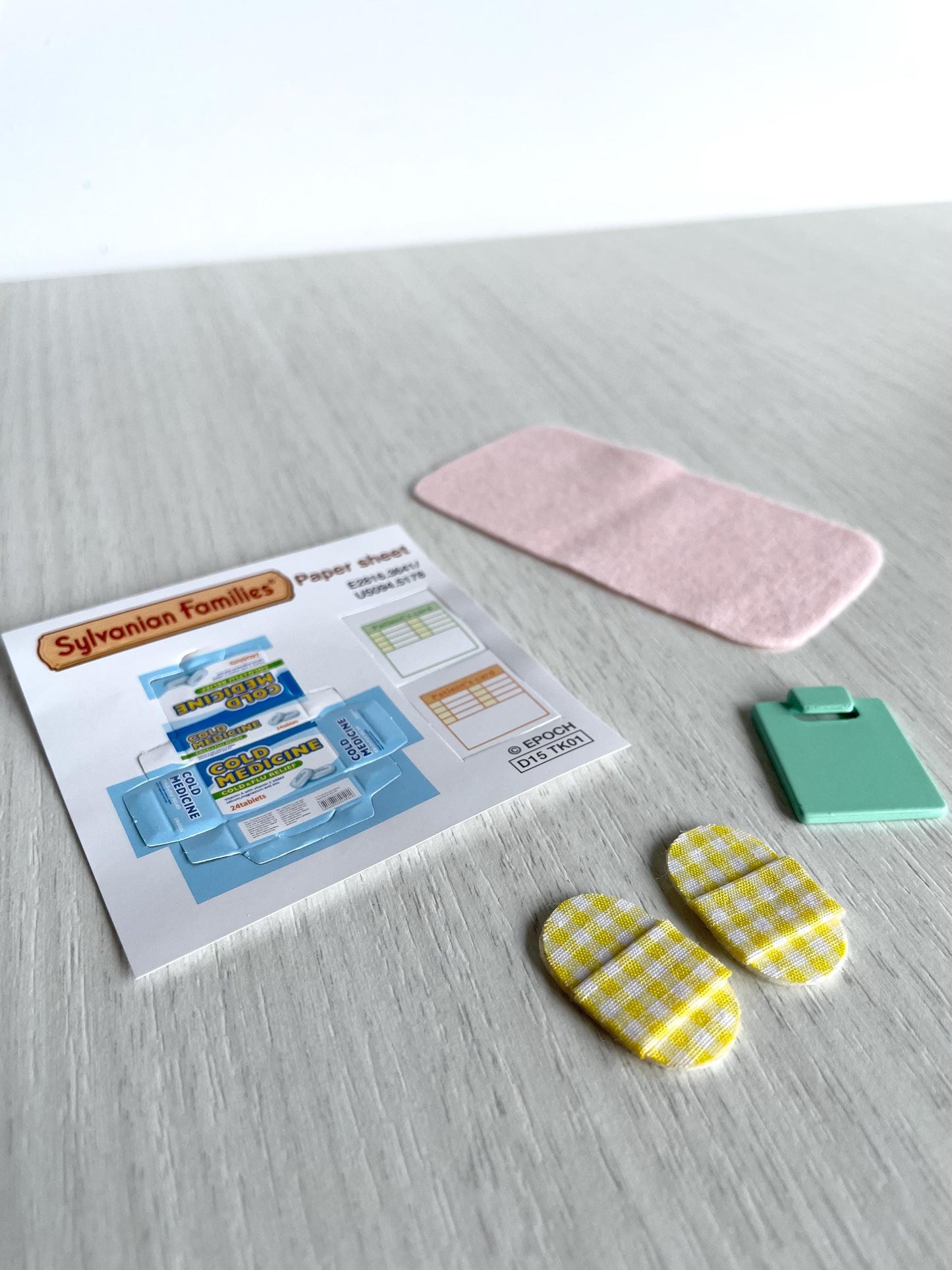 Calico Critters medical equipment, slippers, cold medicine, medical chart, blanket. Sylvanian hospital spare parts, country clinic