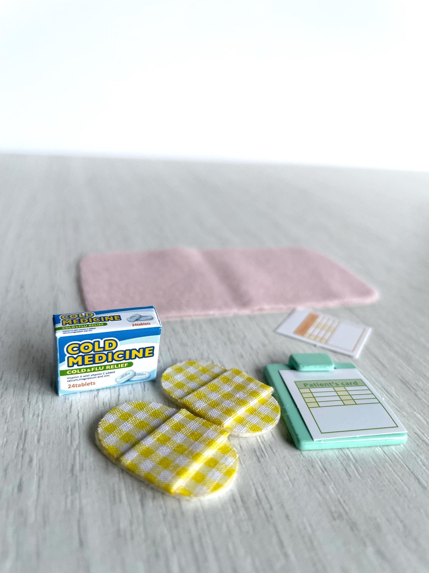 Calico Critters medical equipment, slippers, cold medicine, medical chart, blanket. Sylvanian hospital spare parts, country clinic