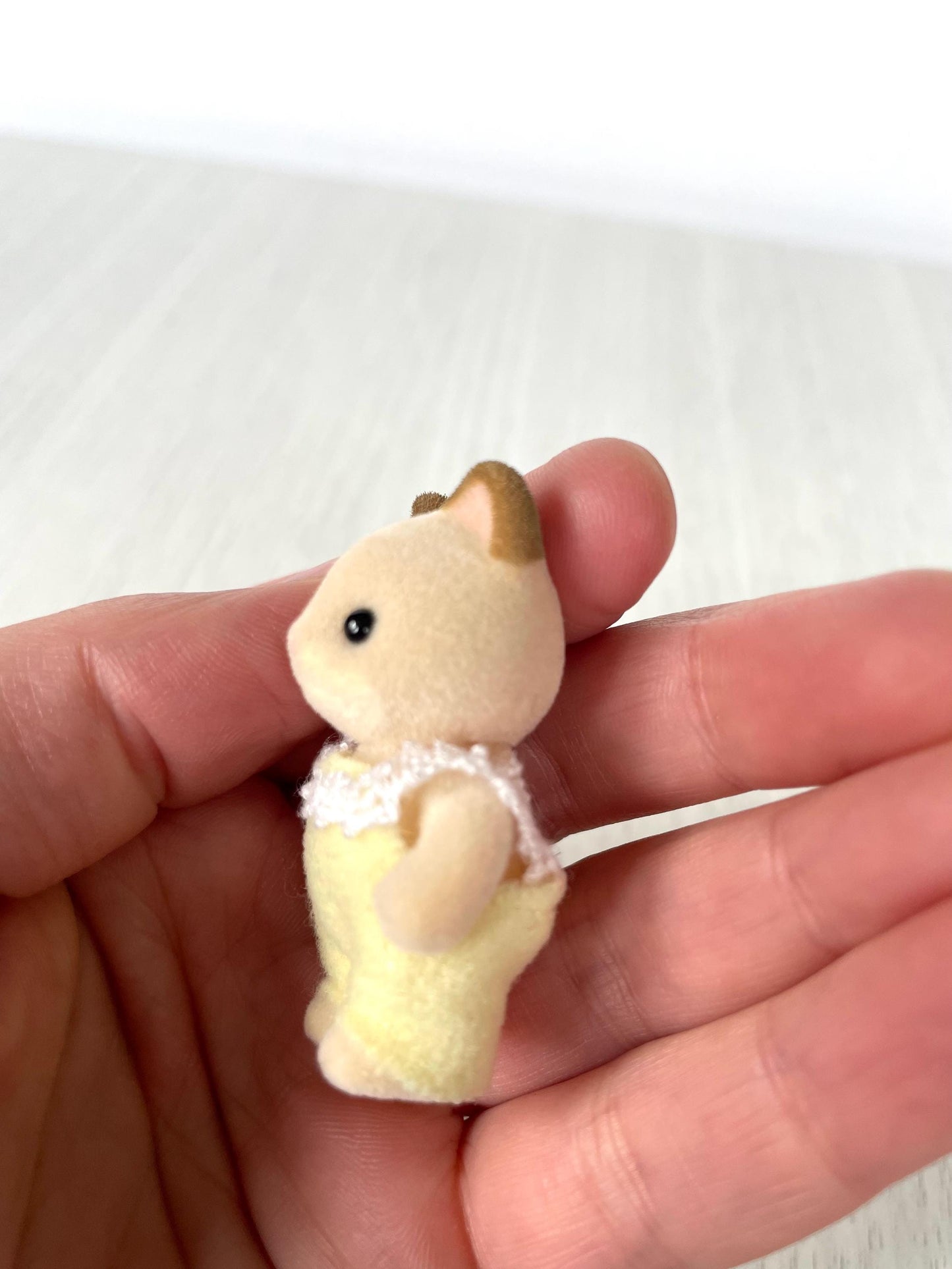 Cream cat baby jointed legs — Sylvanian Families / Calico Critters