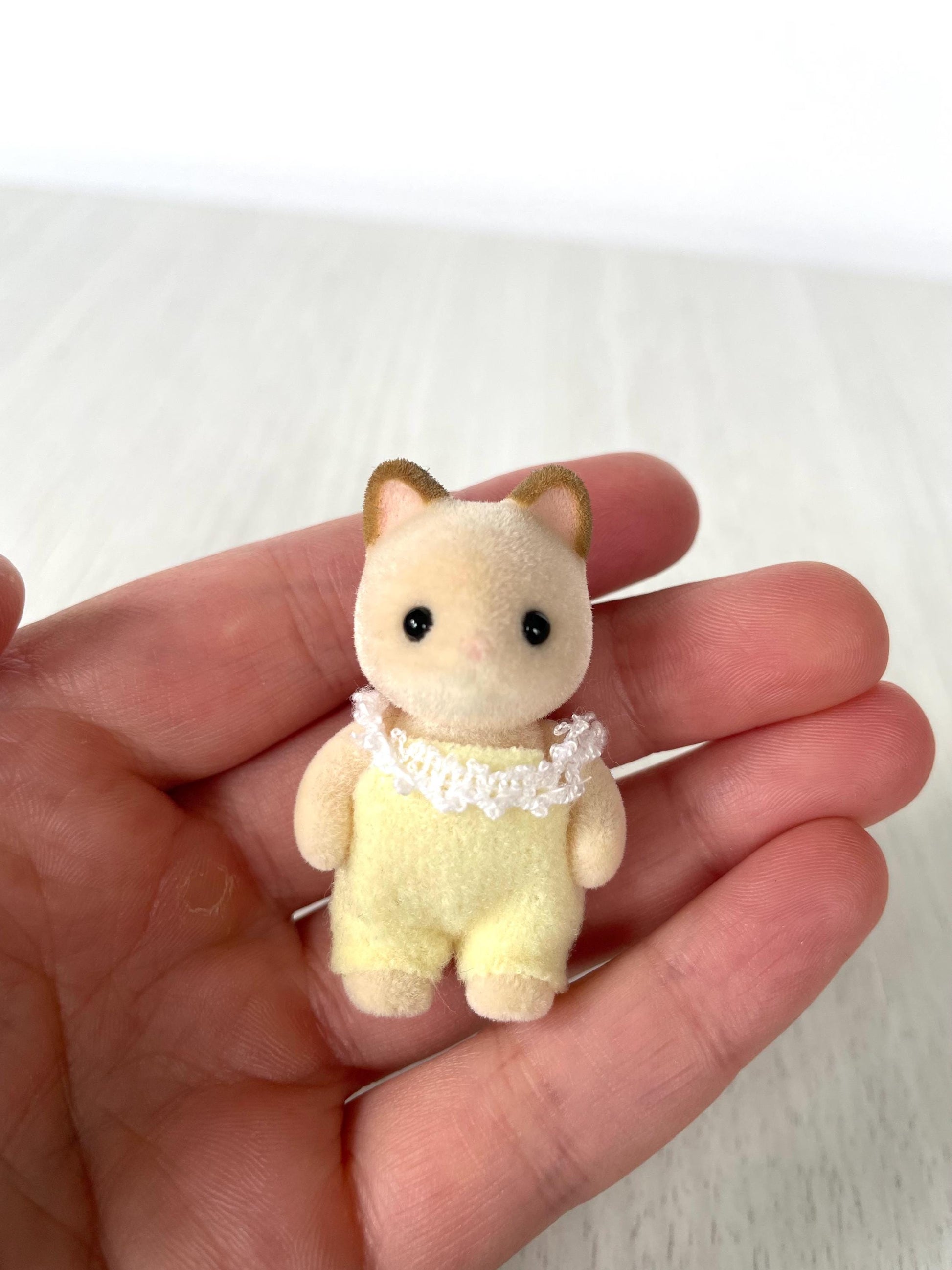 Sylvanian Families Keats cream cat baby, standing jointed figure — Calico Critters