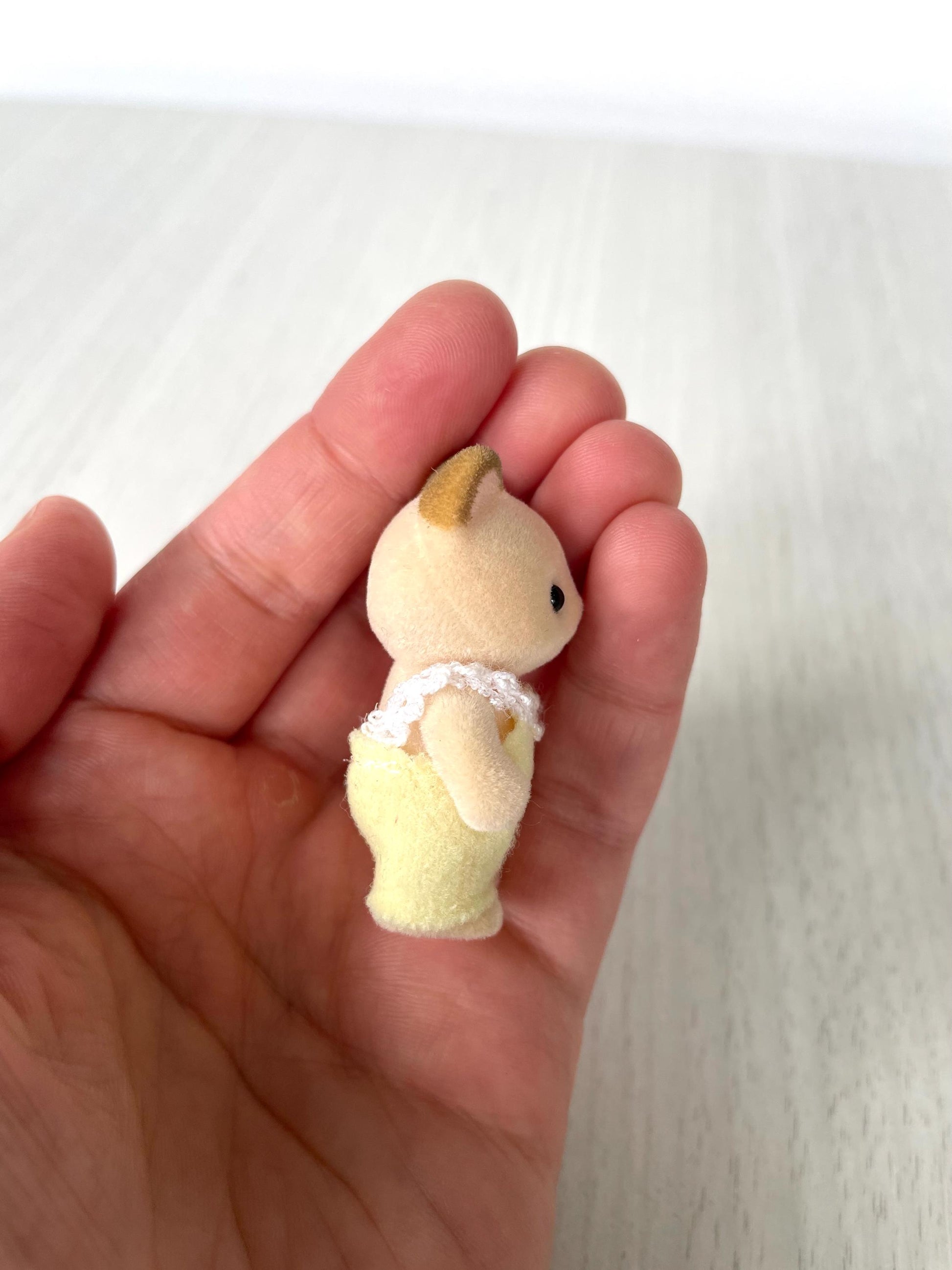 Cream cat baby figure — Sylvanian Families / Calico Critters