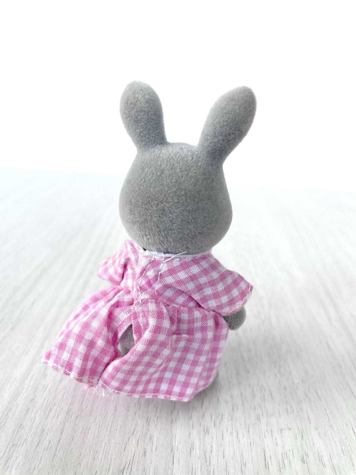 Vintage Sylvanian Families Babblebrook Rabbit Mom, Calico Critters Gray Bunny with Gripping Hands and Gold Foot Sticker, photo 9