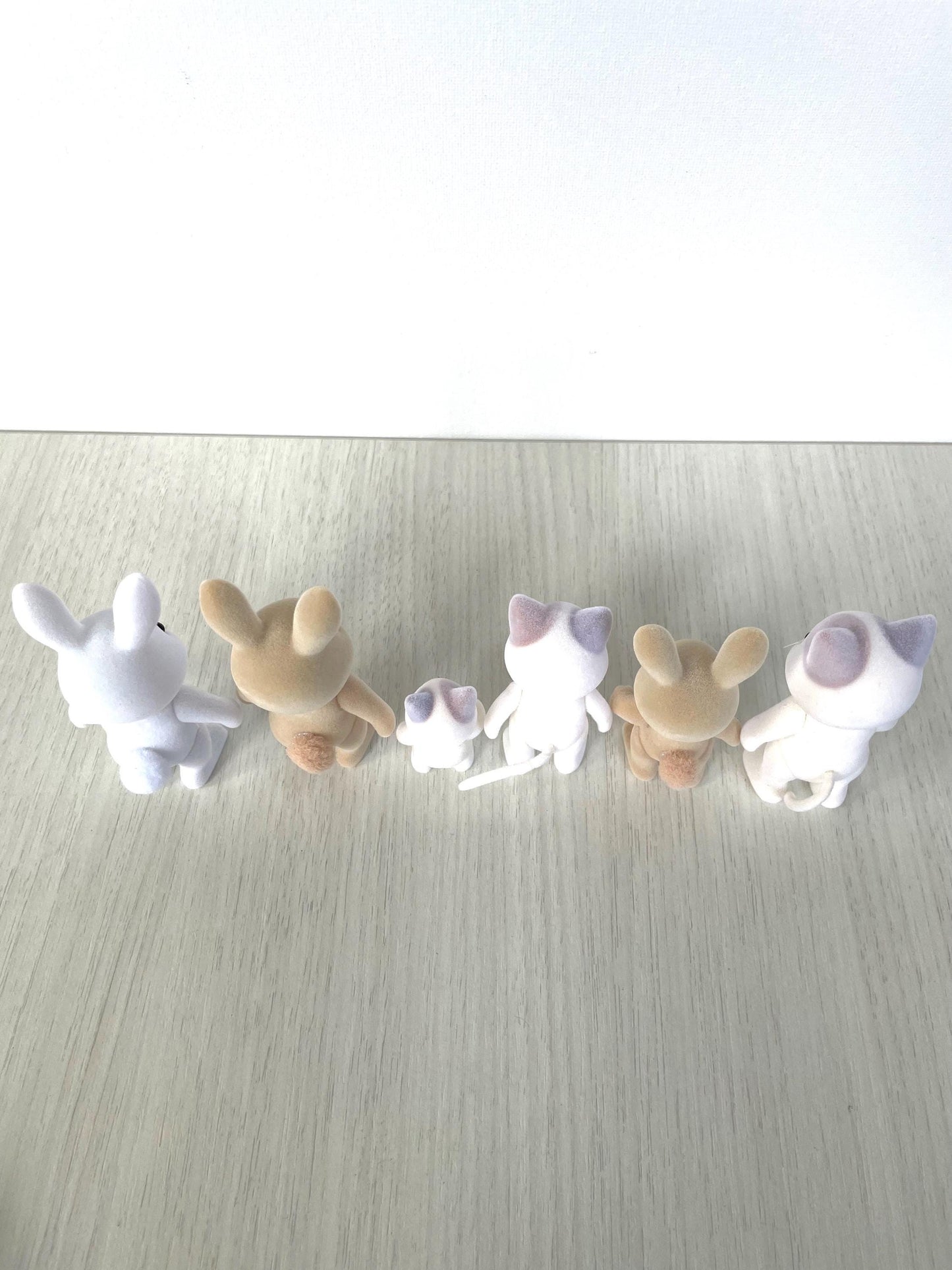 Latte cats spare critters, Sweet Pea Calico Critter bunnies, white warren rabbit — Sylvanian Families