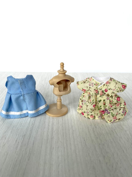 Vintage Sylvanian Families dress shop mannequin with blue and floral dresses — Calico Critters