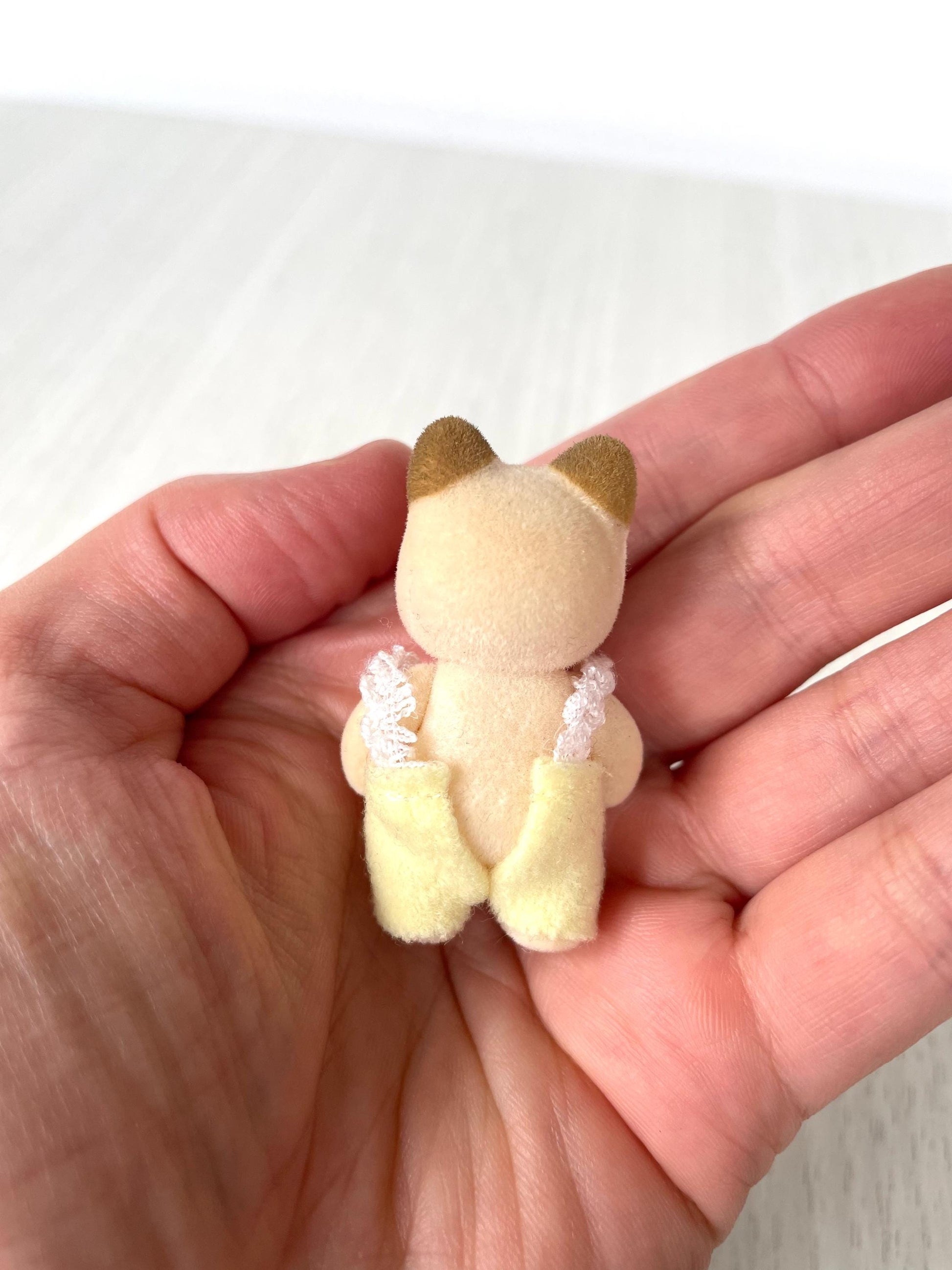 Standing cream cat baby — vintage Sylvanian Families / Calico Critters
