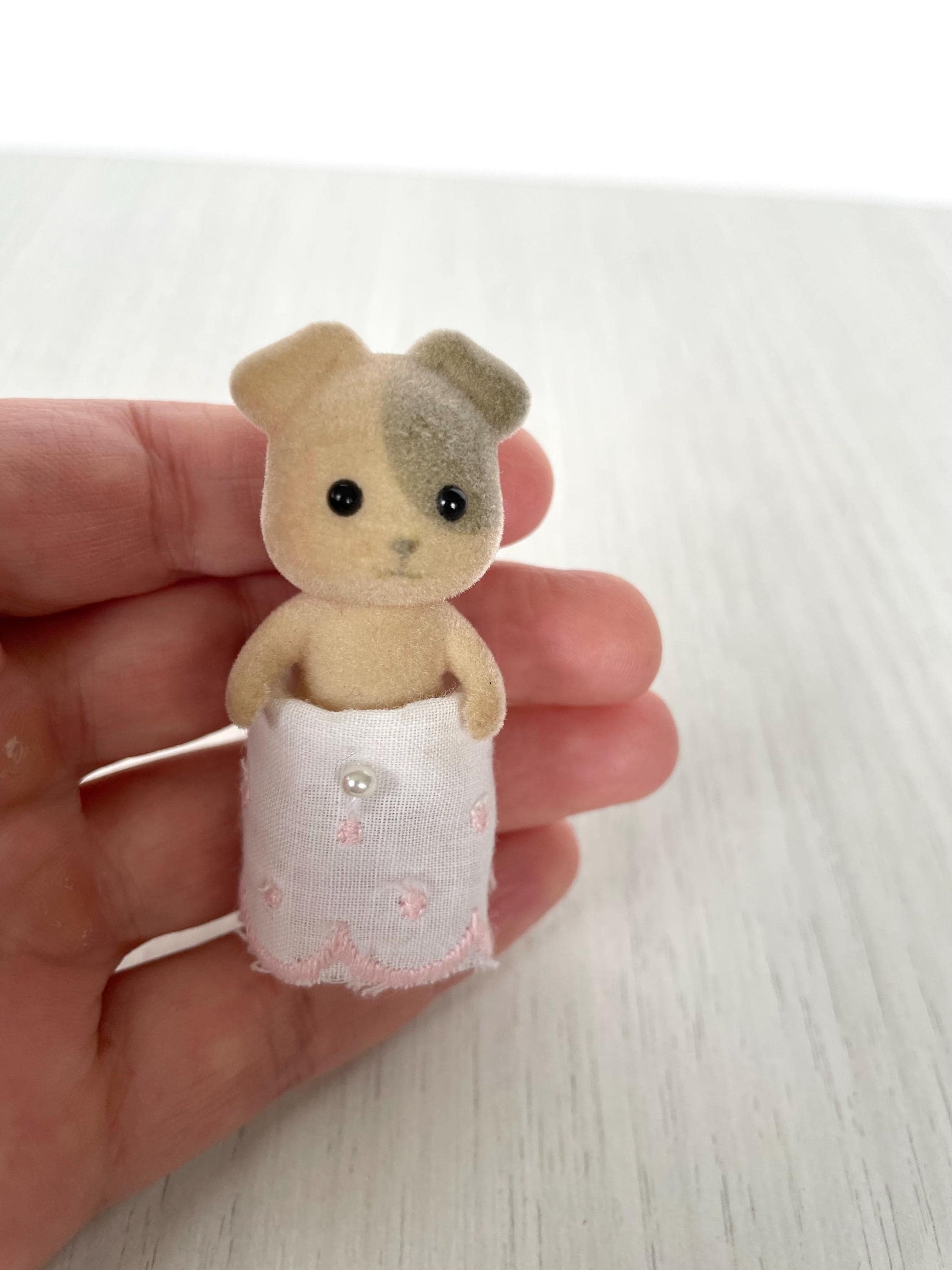 Vintage Sylvanian Families Forrester Dog standing baby puppy with eye patch — Calico Critters