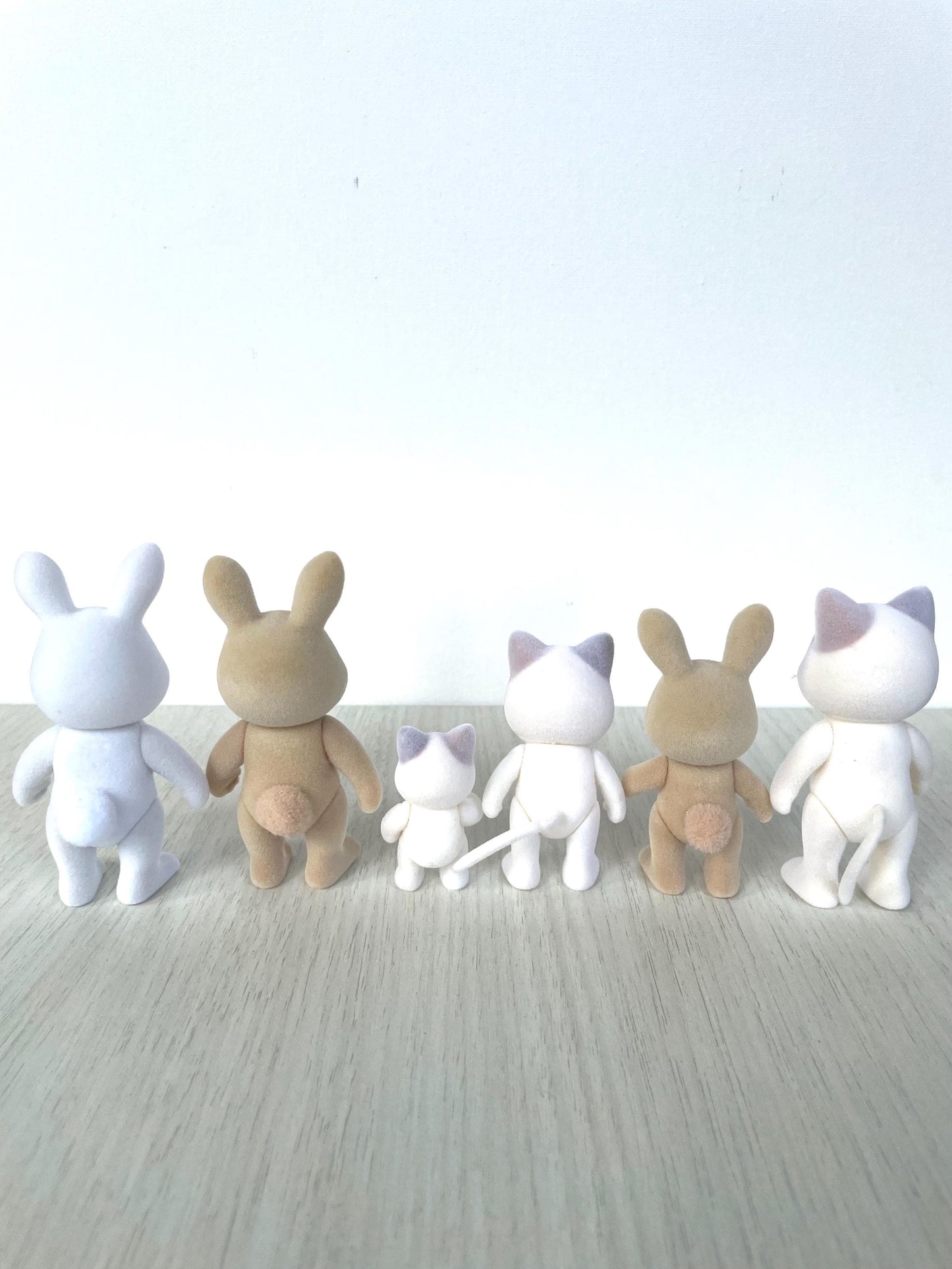 Latte cats spare critters, Sweet Pea Calico Critter bunnies, white warren rabbit — Sylvanian Families