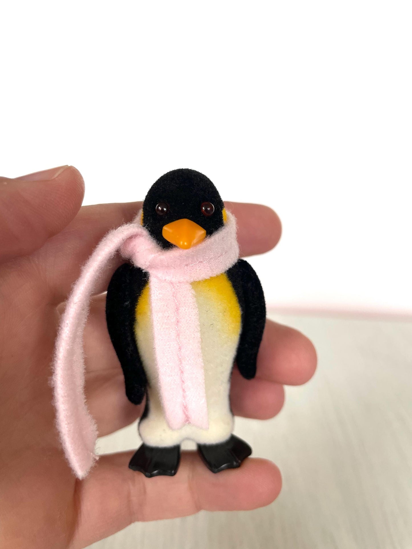 De Burg penguin child figurine — vintage Sylvanian Families / Calico Critters