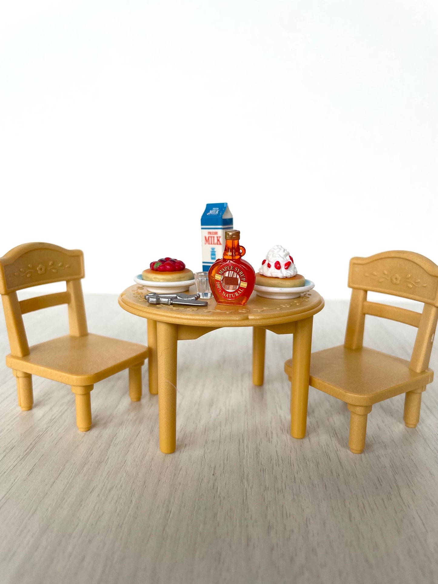 Miniature food table setting — Sylvanian Families / Calico Critters
