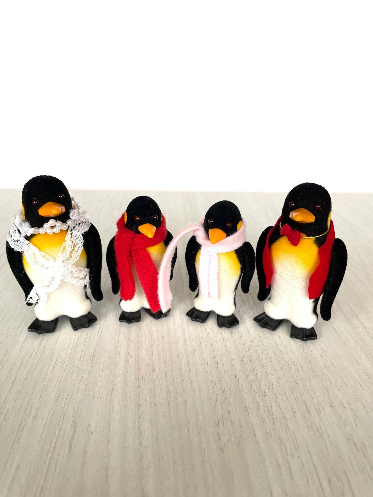 De Burg penguin parents and children, discontinued Sylvanian Families / Calico Critters