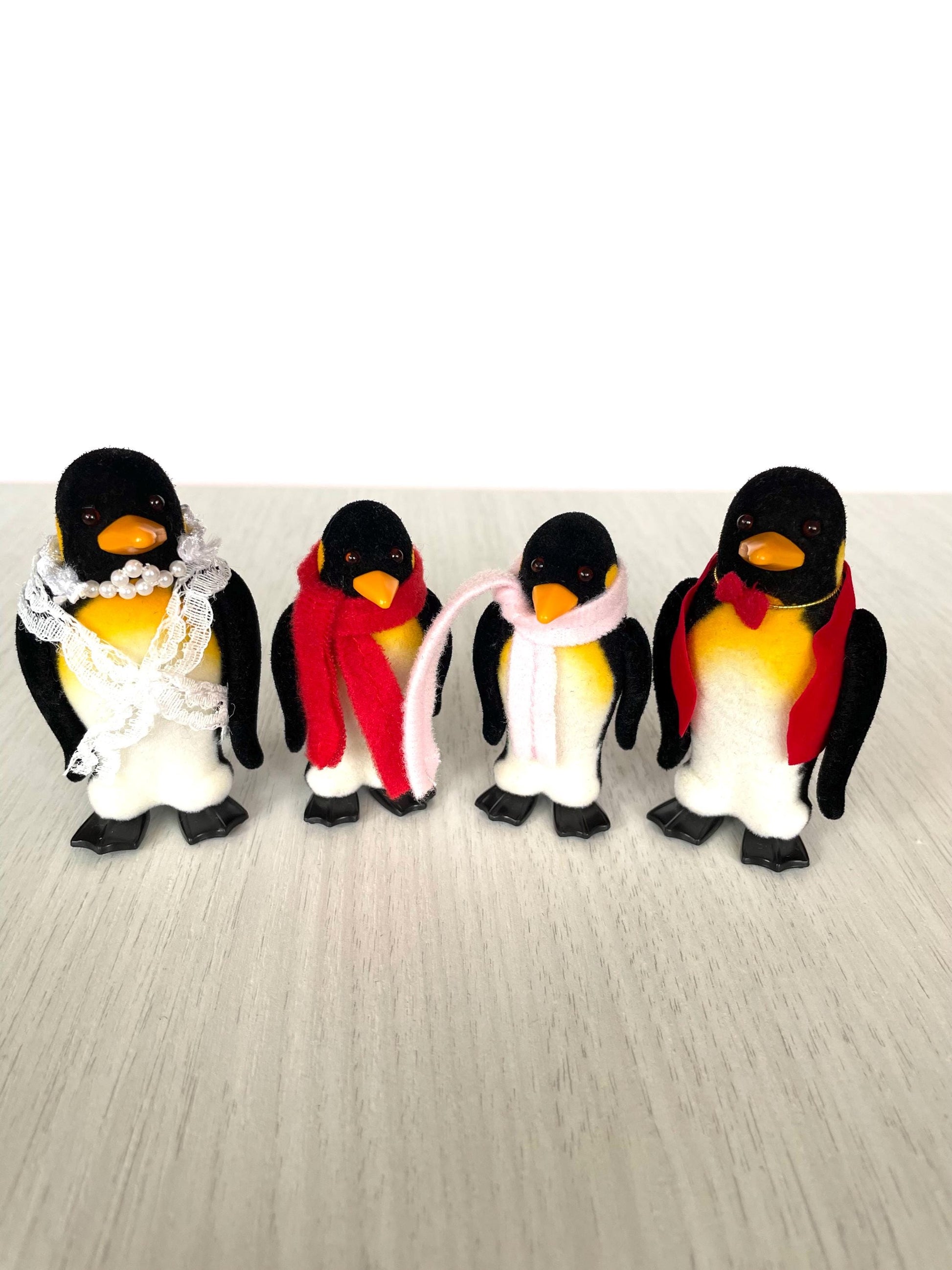 De Burg penguin parents and children, discontinued Sylvanian Families / Calico Critters