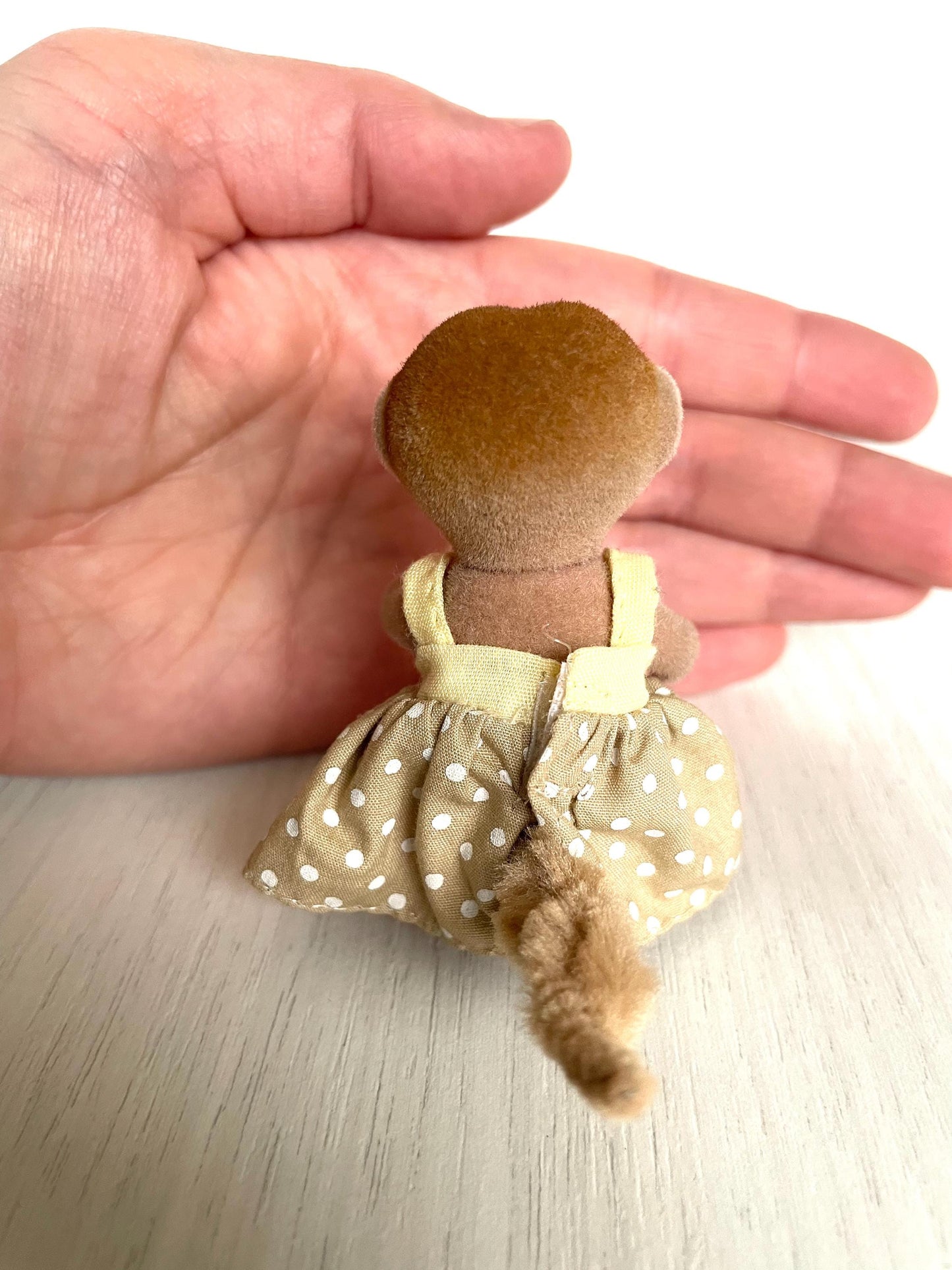 Discontinued meerkat girl figure — Sylvanian Families / Calico Critters