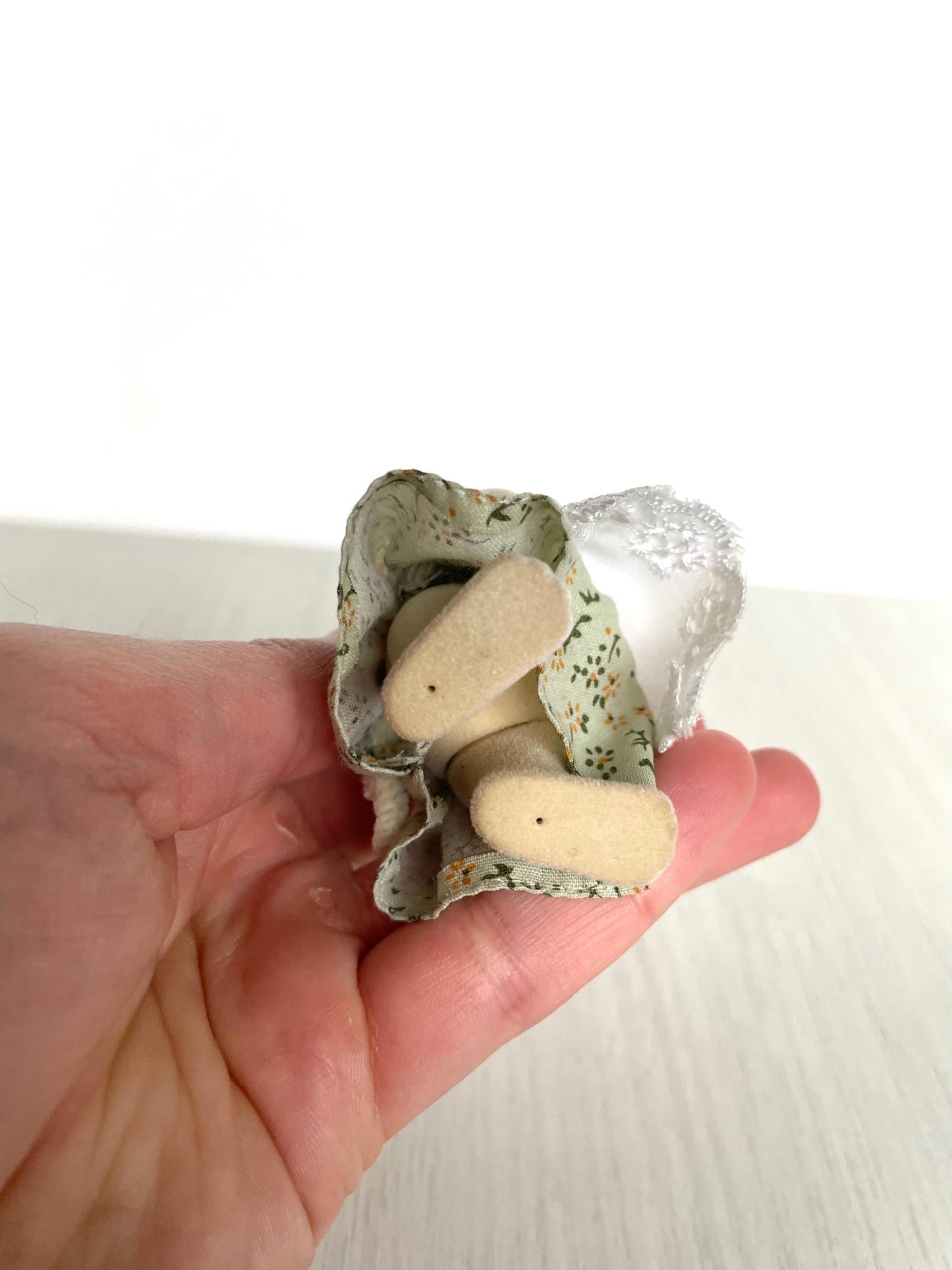 Calico Critters Vintage Dale Sheep mom with gripping hands — Sylvanian Families