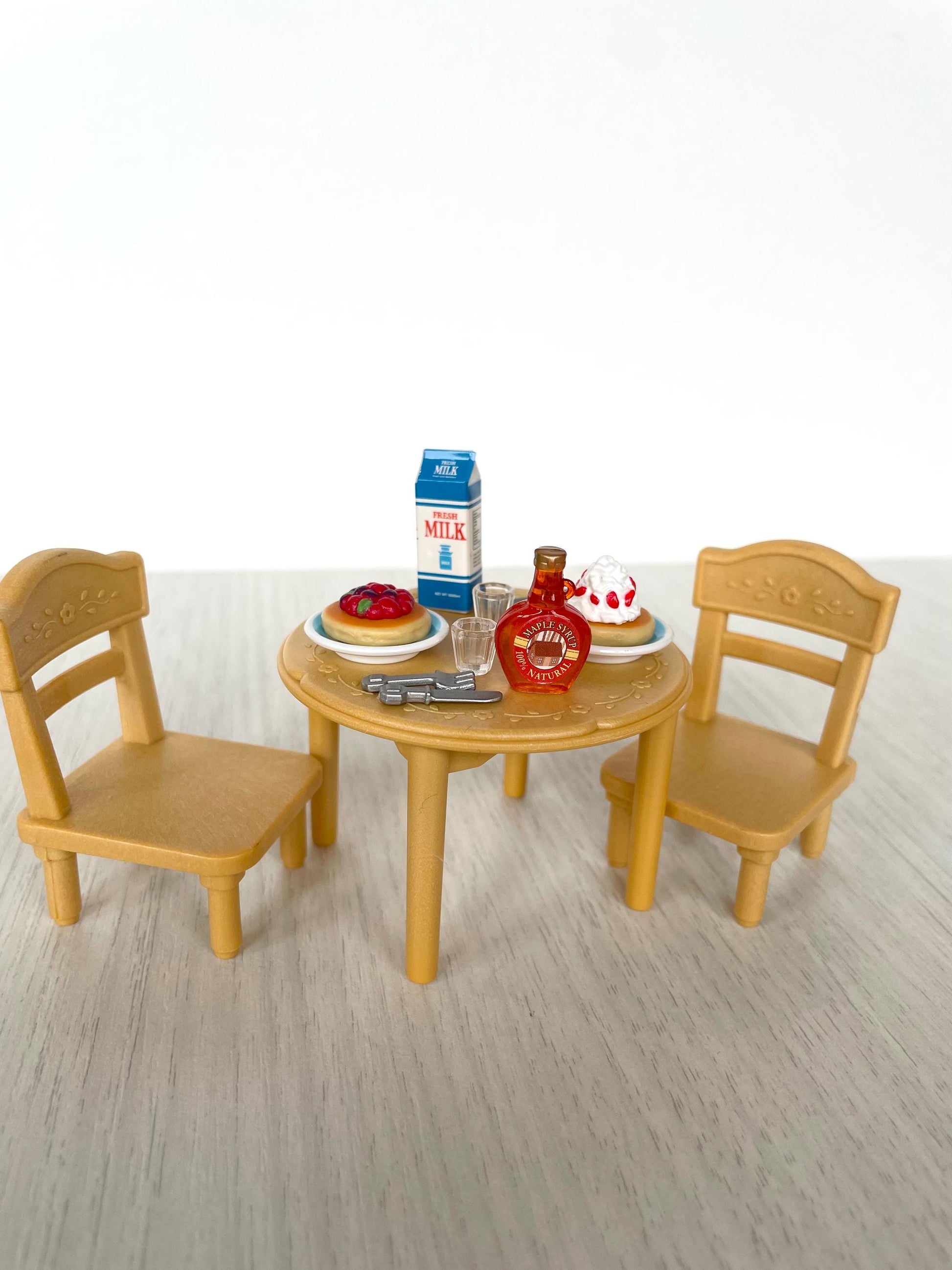 Breakfast set table and chairs — Sylvanian Families / Calico Critters