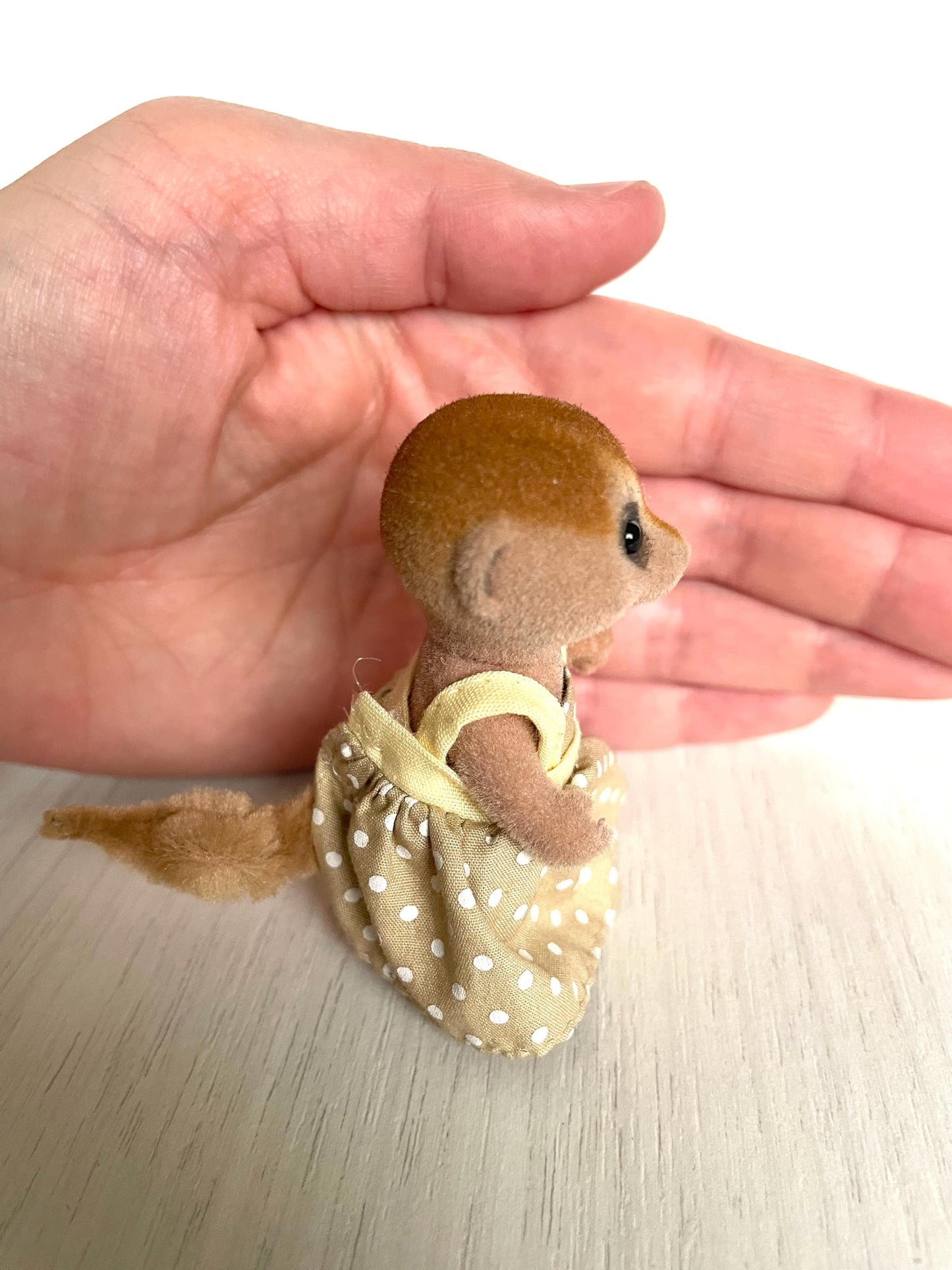 Meerkat girl figurine — vintage Sylvanian Families / Calico Critters