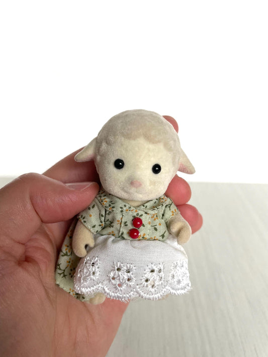 Calico Critters Vintage Dale Sheep mom with gripping hands in very good played with condition with original clothes