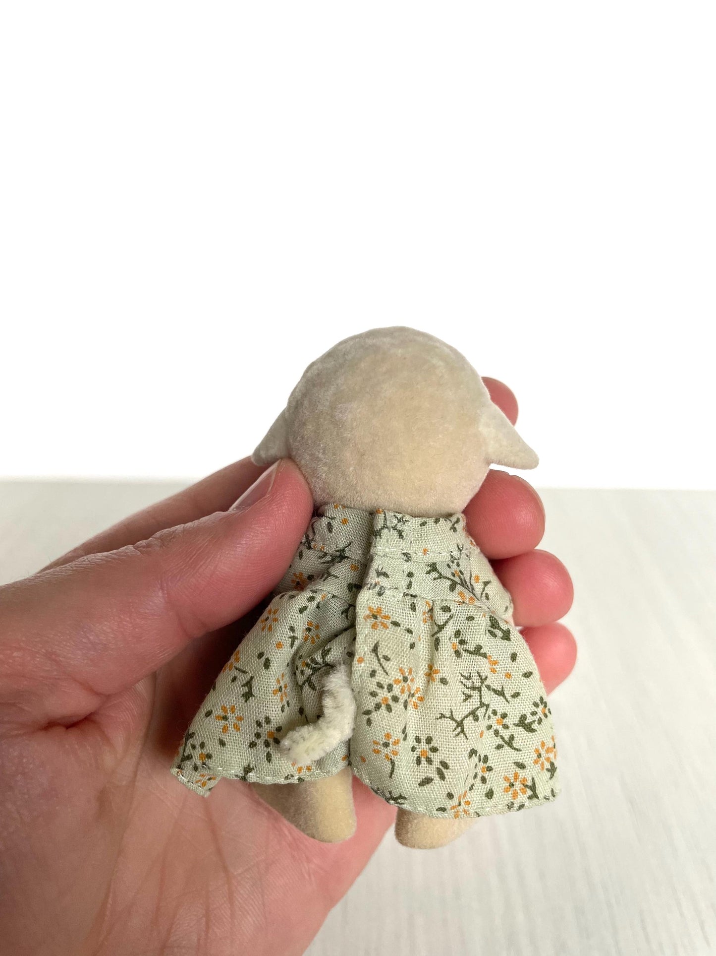 Calico Critters Vintage Dale Sheep mom with gripping hands — Sylvanian Families