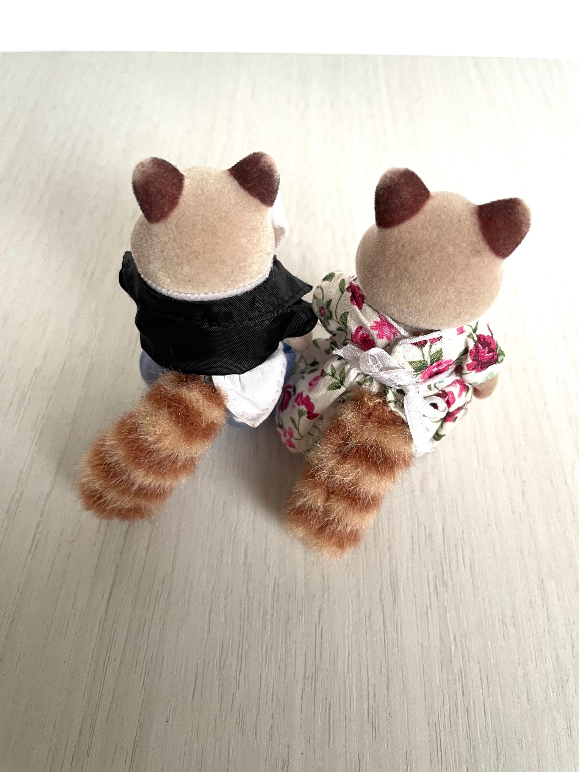 Discontinued Mulberry Raccoon grandparents — vintage Sylvanian Families / Calico Critters