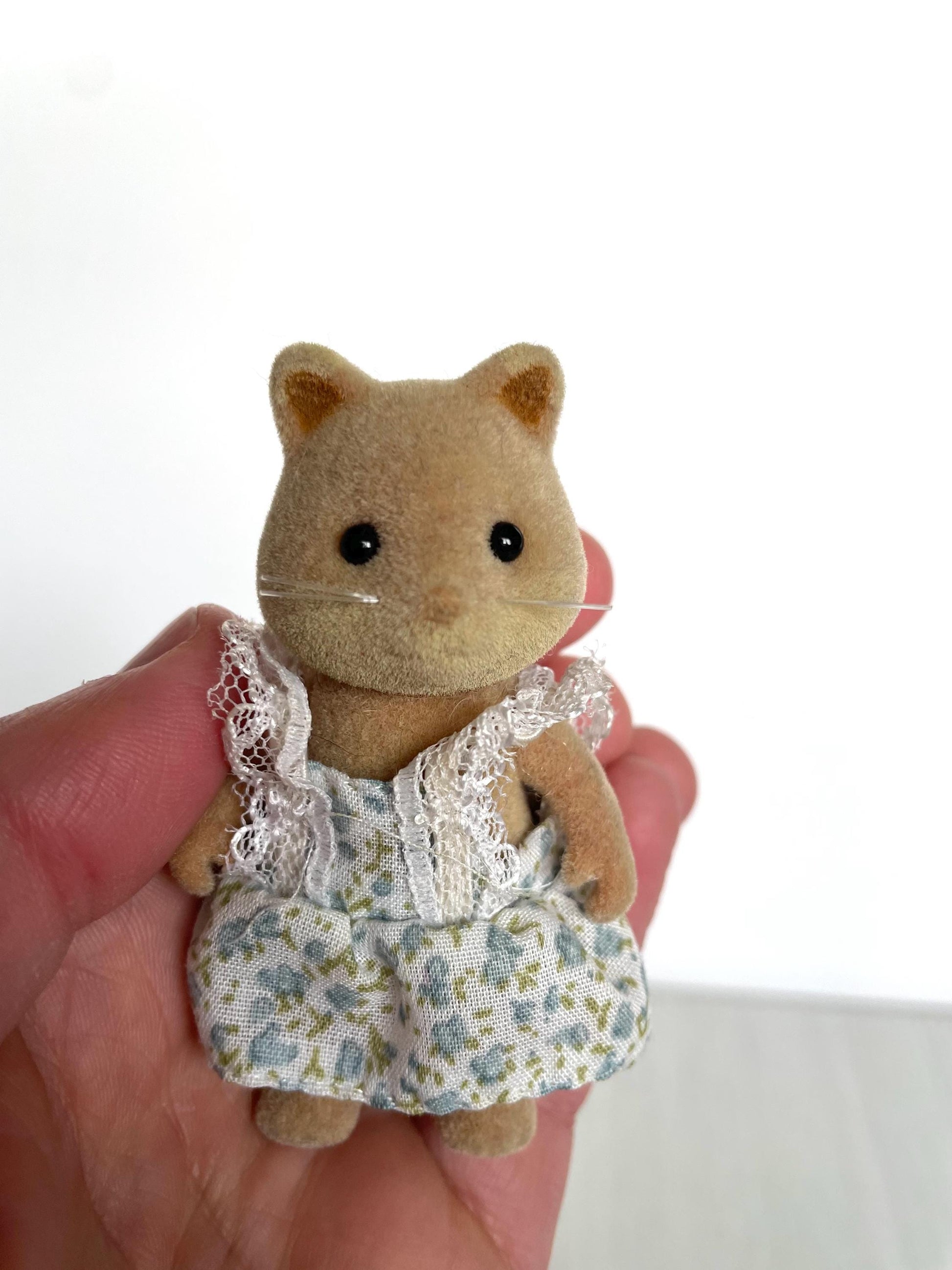 Vintage fox figurines with gold foot stickers — Sylvanian Families / Calico Critters