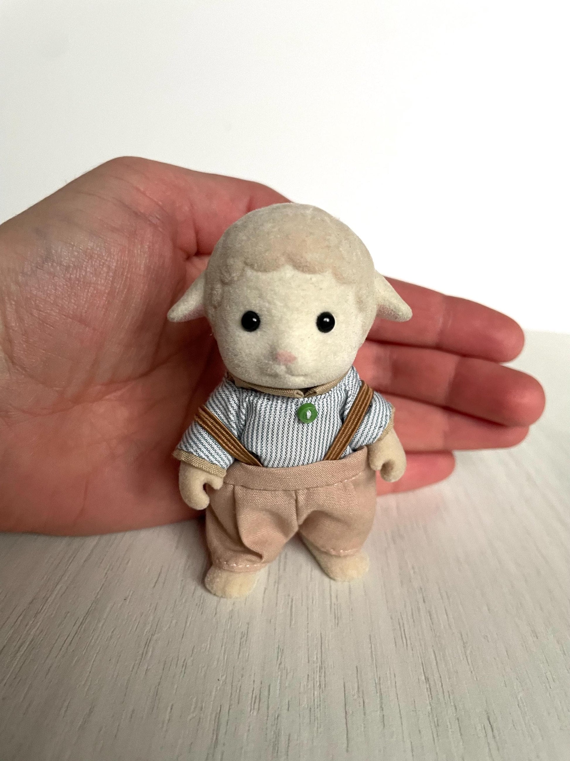 Calico Critters Vintage Dale Sheep dad with gripping hands in very good condition with original clothes