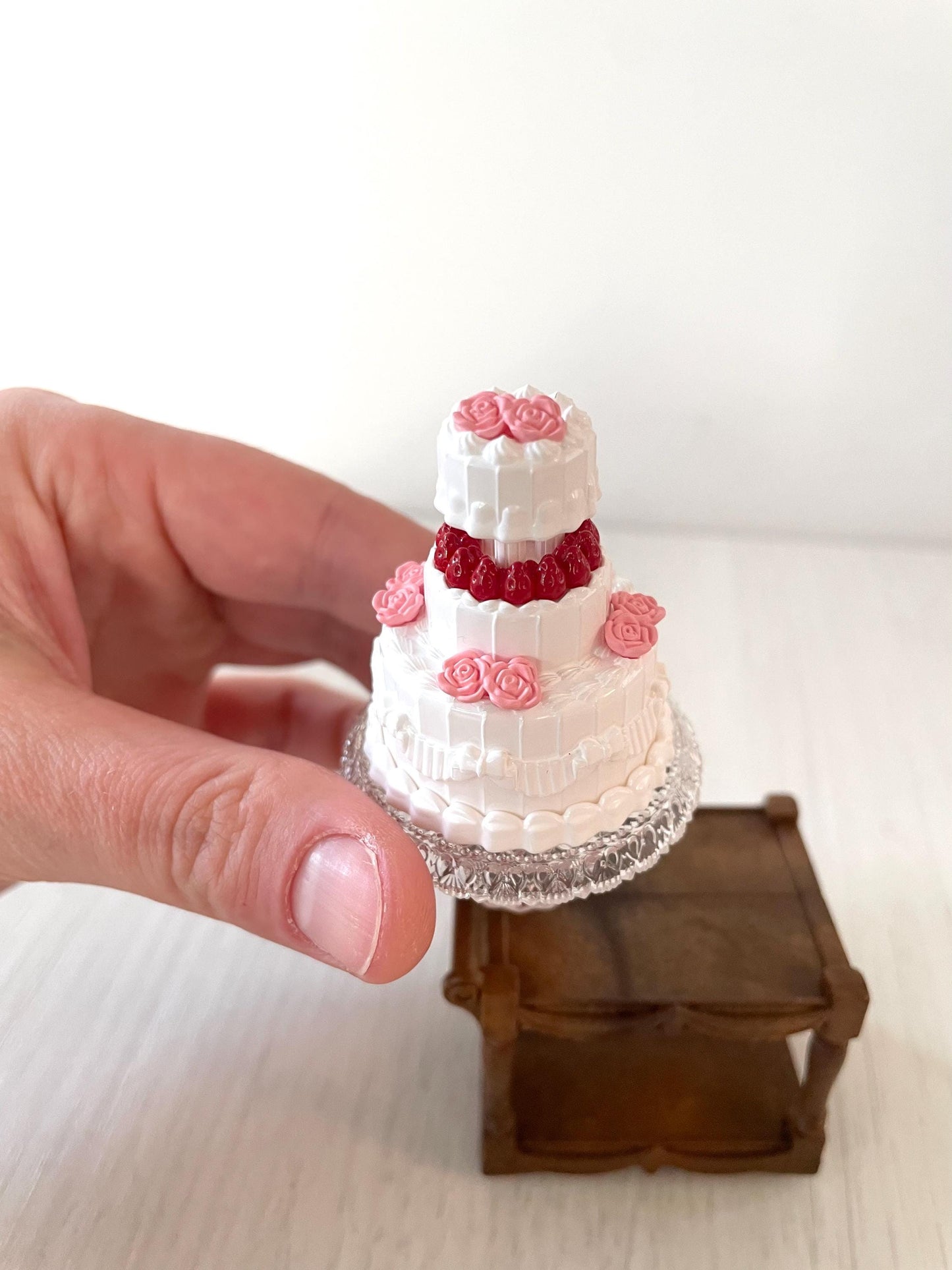 Miniature birthday or wedding cake from Calico Critters dollhouse, food cart with miniature accessories — Sylvanian Families