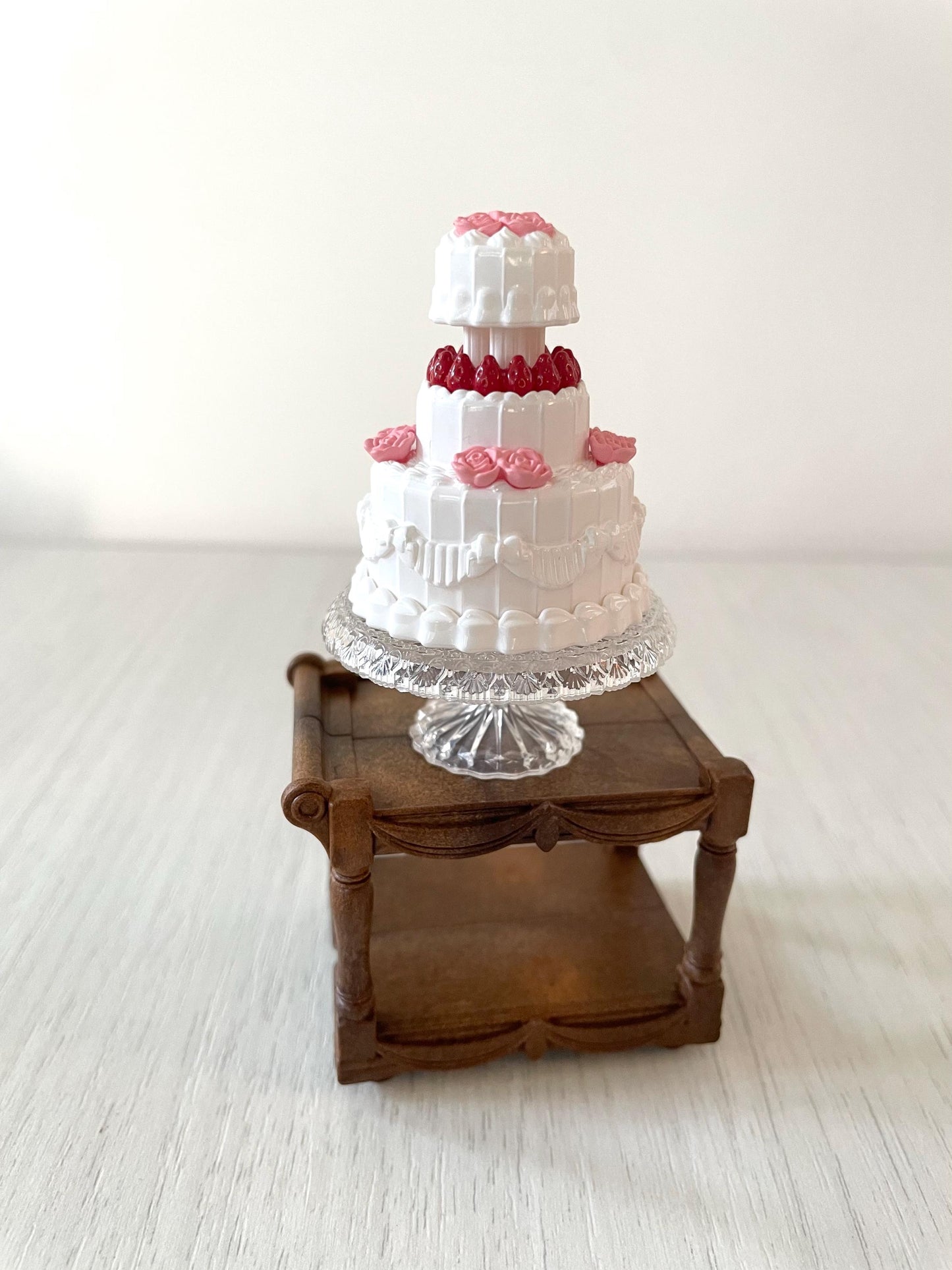 Miniature birthday or wedding cake from Calico Critters dollhouse, food cart with miniature accessories — Sylvanian Families